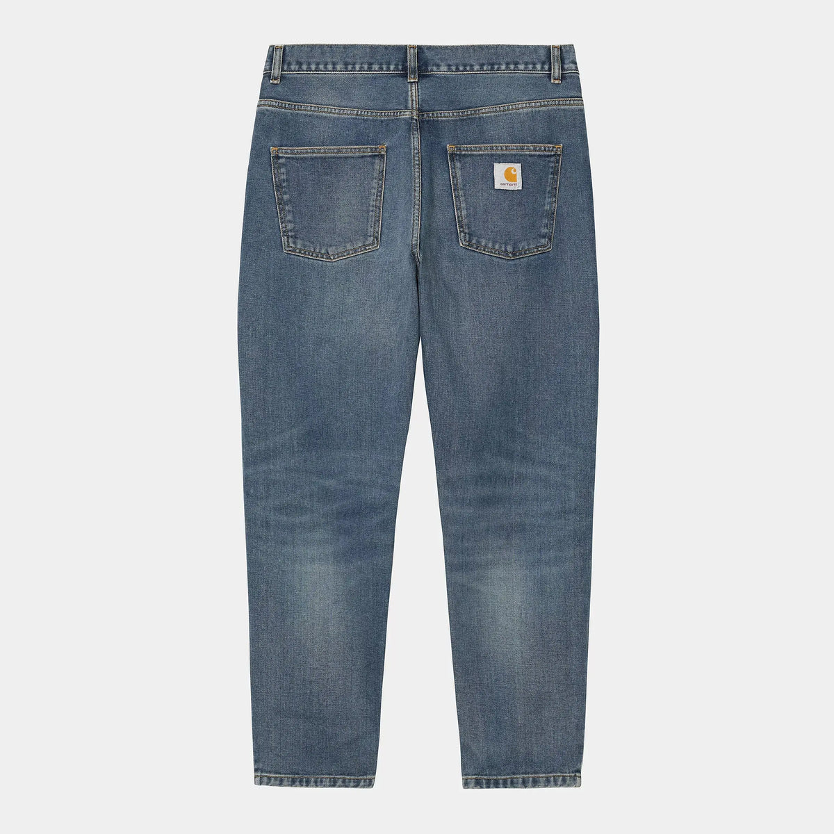 Dos à plat du Newel Pant Dark Used Wash, bords de poches arrière usés, coutures ocre et Square Label à droite.