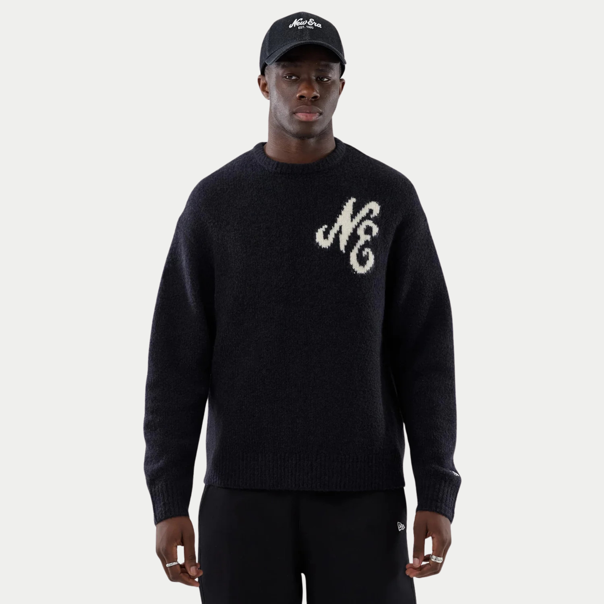 Pull Tricoté Bleu Marine New Era - porté de face, monogramme NE crème sur la poitrine