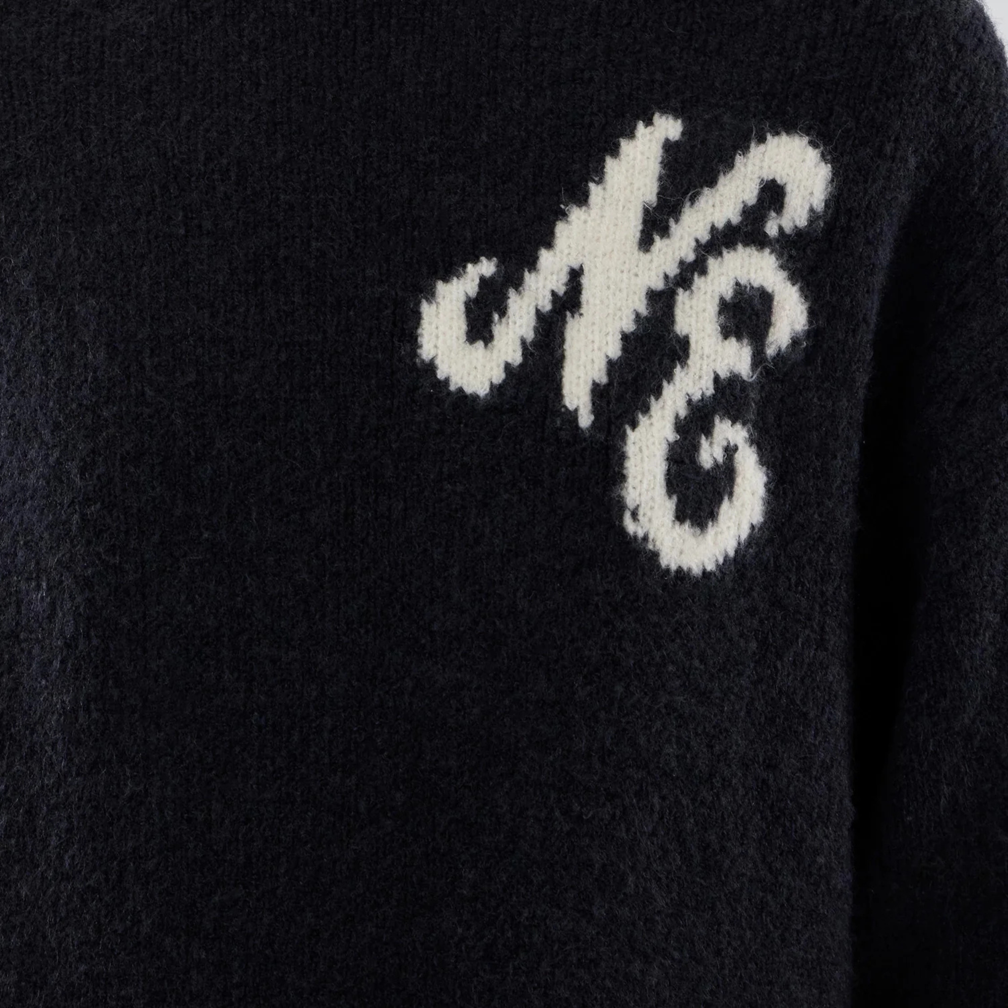 Pull Tricoté Bleu Marine New Era - détail du monogramme NE crème tricoté en intarsia