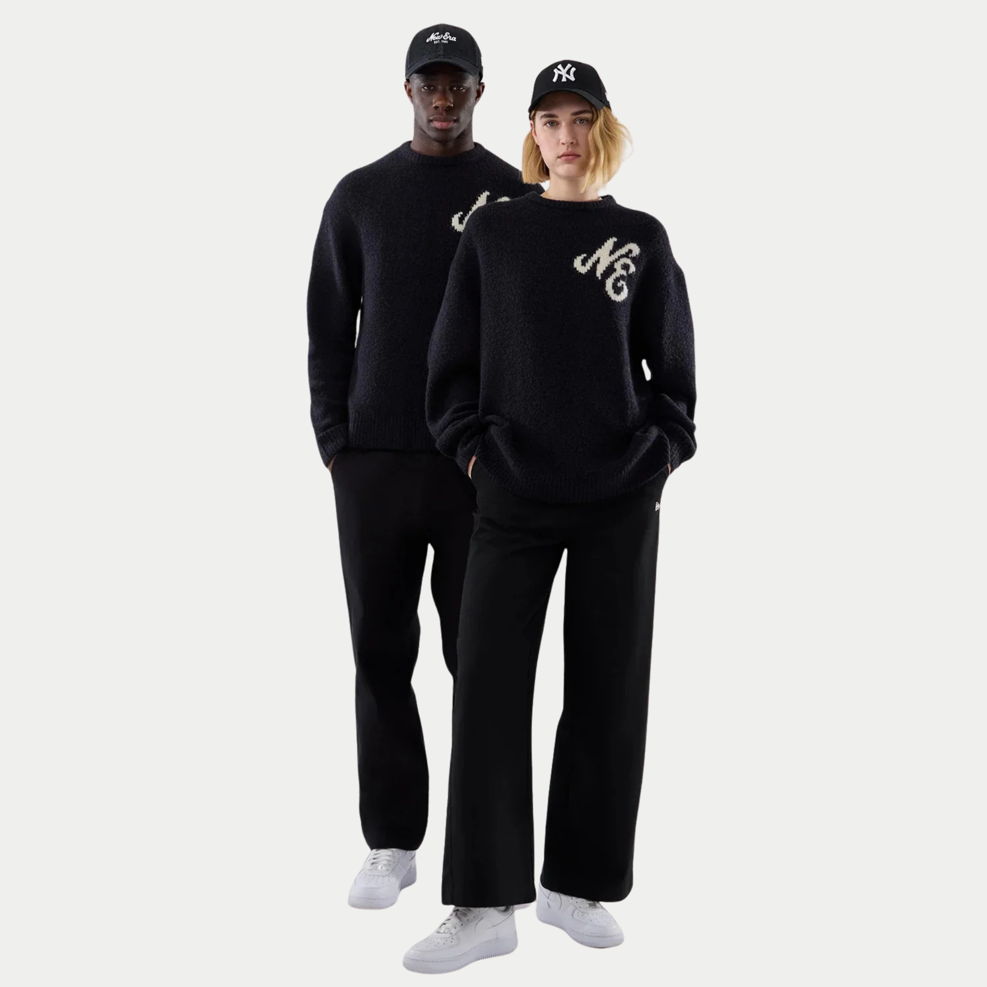 Pull Tricoté Bleu Marine New Era - deux silhouettes portées de face, coupe unisexe