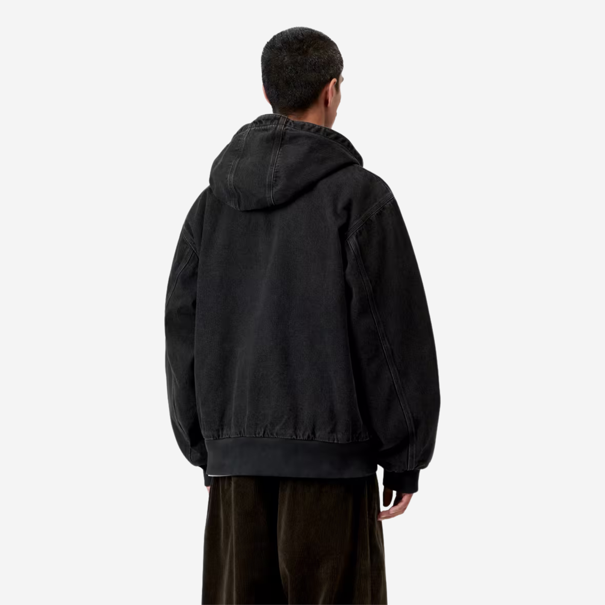 Veste OG Active Carhartt WIP portée de dos, capuche et coupe loose boxy type bomber