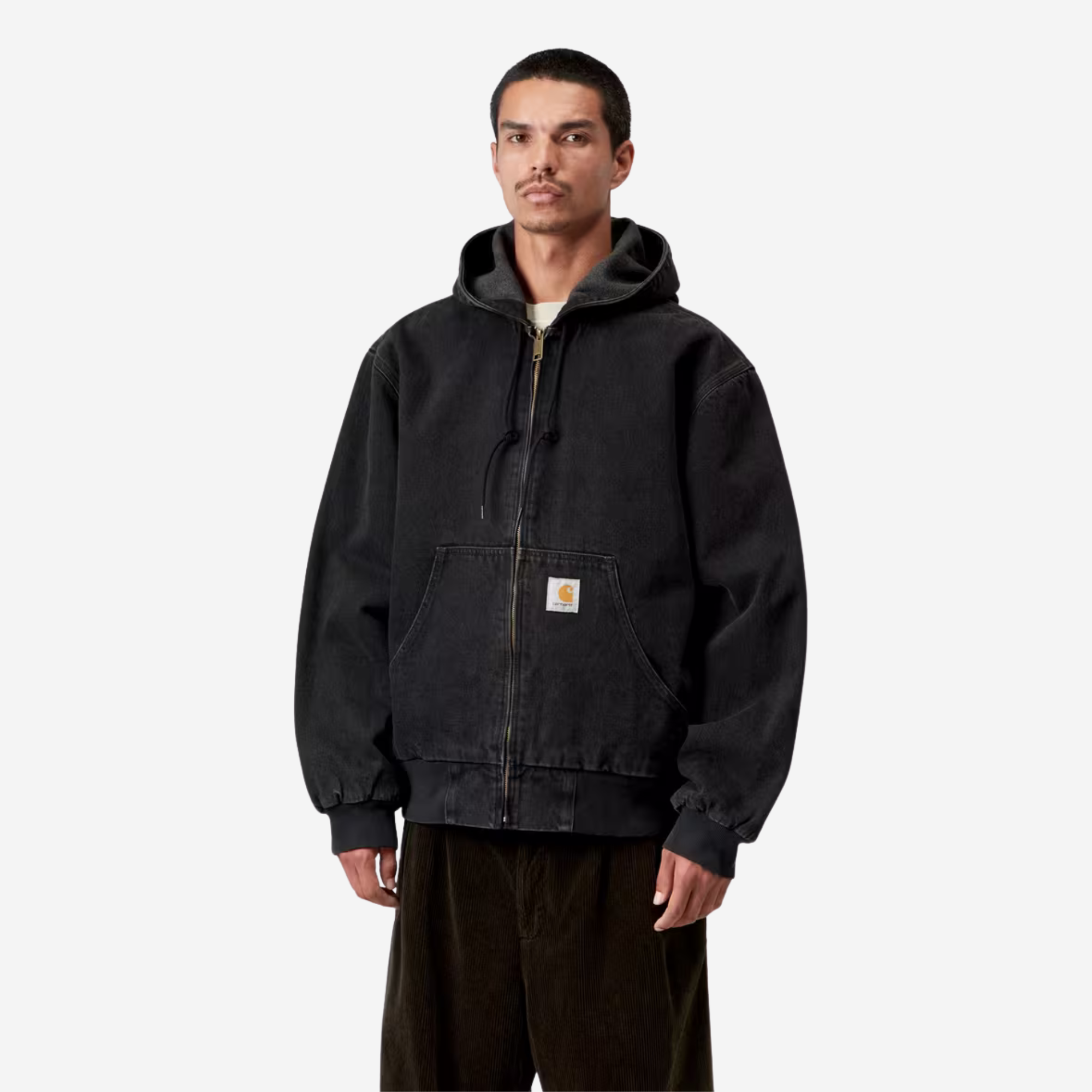 Veste OG Active Carhartt WIP en denim noir portée fermée, poche kangourou et Square Label