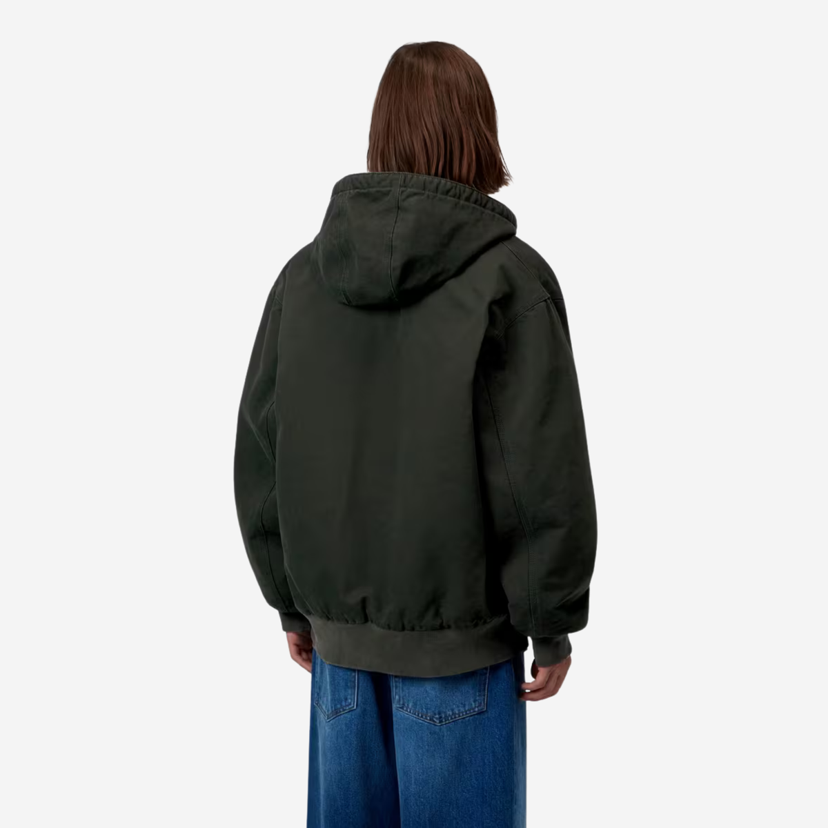 Veste OG Active Carhartt WIP portée de dos, capuche relevée et coupe loose boxy type bomber