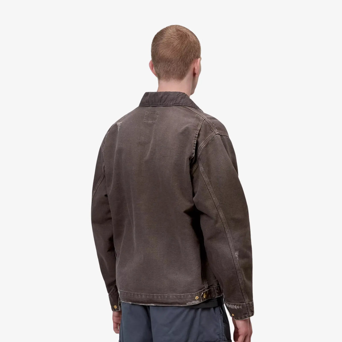 OG Detroit Jacket Tobacco Destroy Wash portée de dos, épaules et coutures blanchies par le délavage