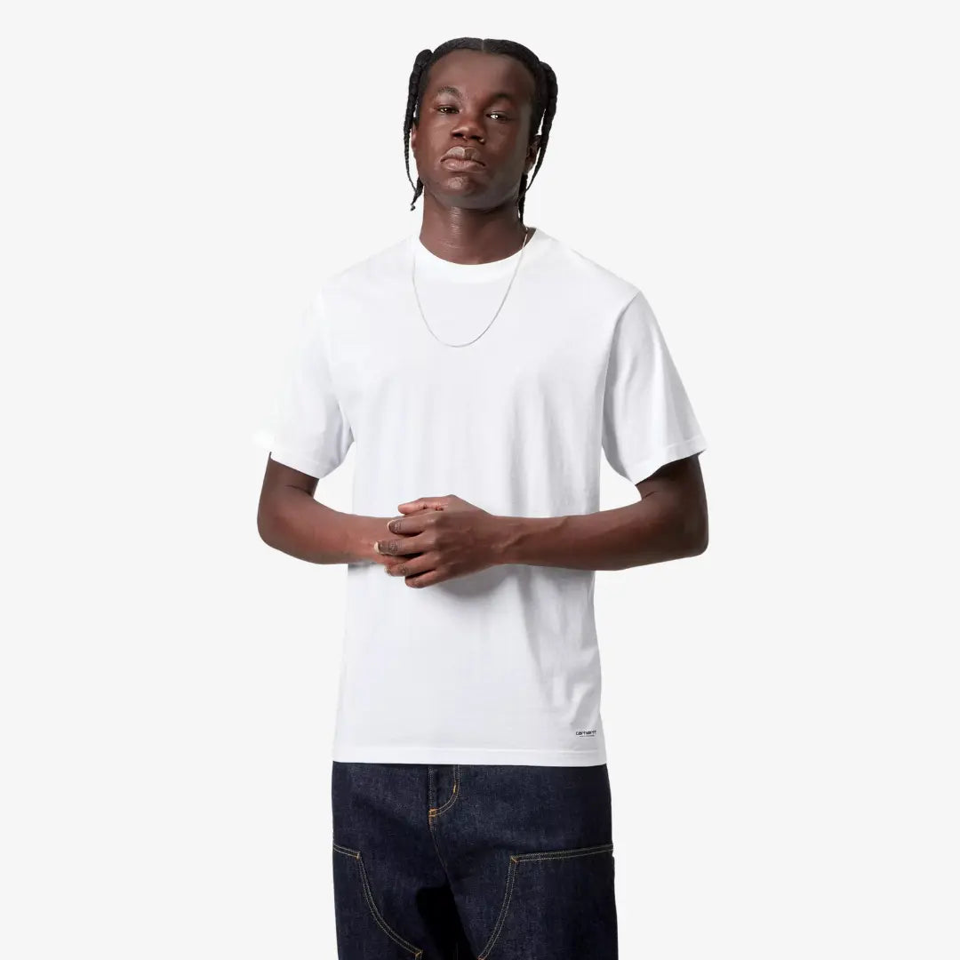 T-shirt Standard Crew Neck blanc porté de face, coupe regular droite et petit logo imprimé au bas du devant