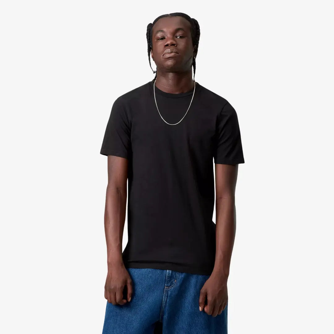 T-shirt Standard Crew Neck noir porté de face, jersey de coton mat et coupe regular qui tombe droite