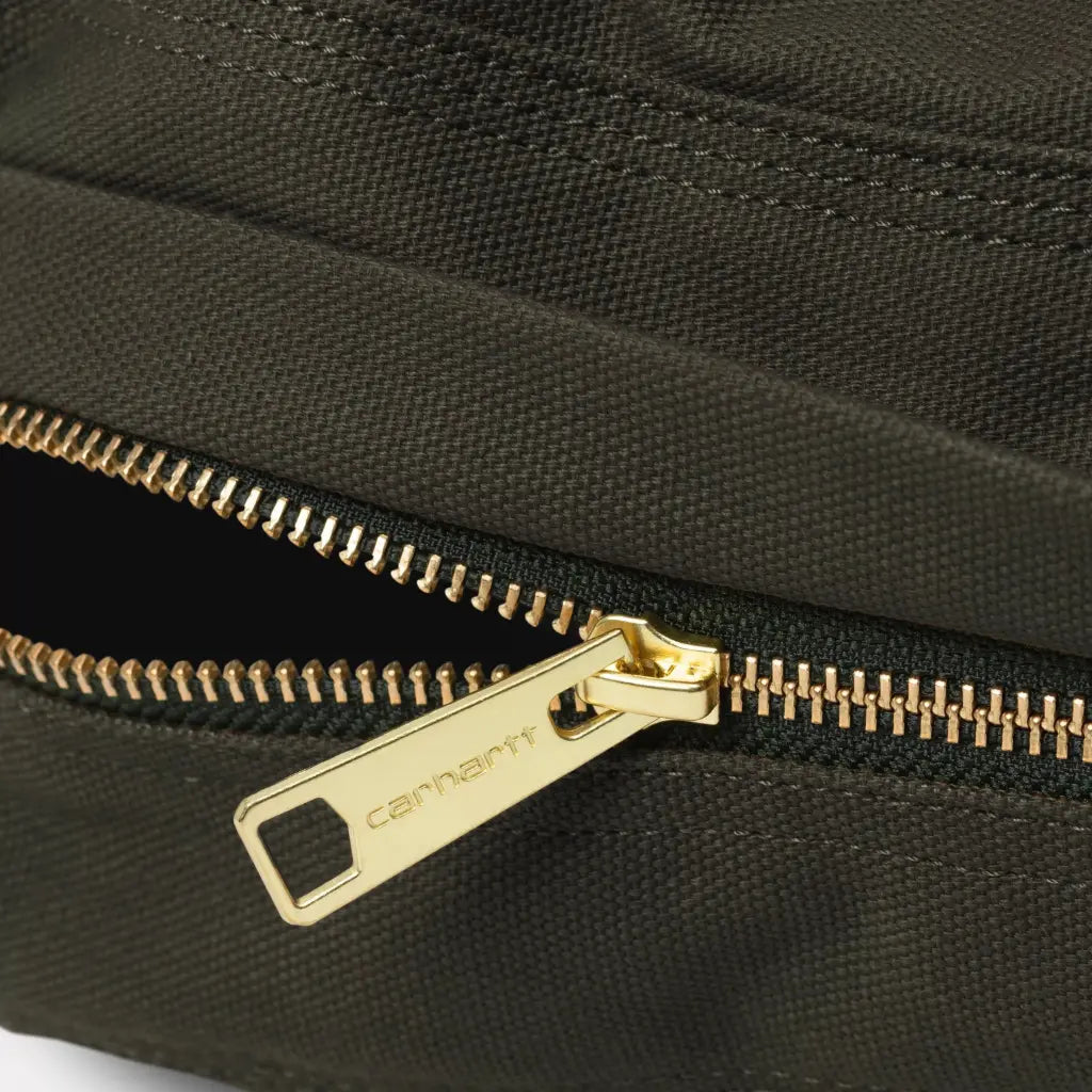Détail du zip laiton et de sa tirette gravée sur la housse déhoussable du coussin pour chien vert olive