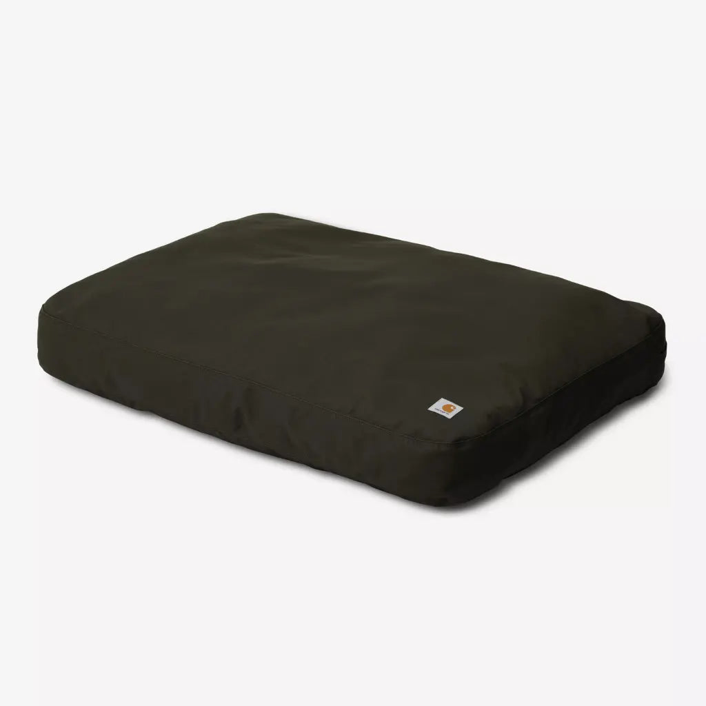 Coussin matelas pour chien en toile vert olive foncé, forme rectangulaire et patch carré cousu sur le côté