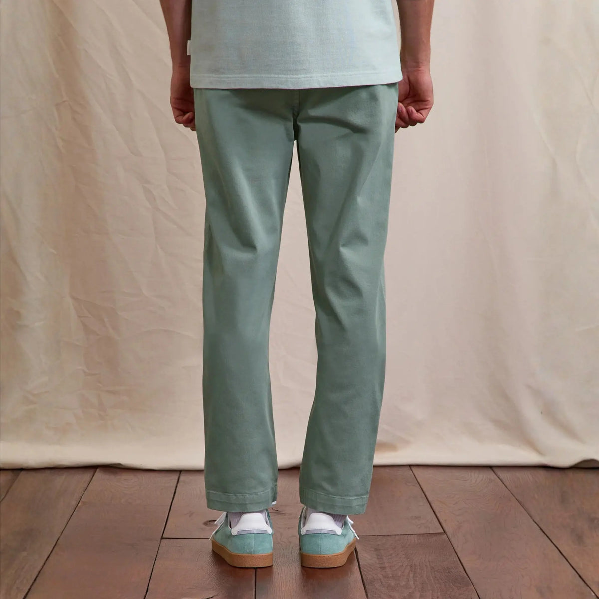 Pantalon Brix Regular vert clair vu de dos, tombé droit et ourlet net à la cheville