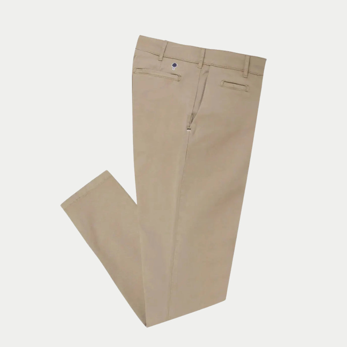 Chino Brix beige plié à plat, poches arrière passepoilées et broderie arbre bleu marine