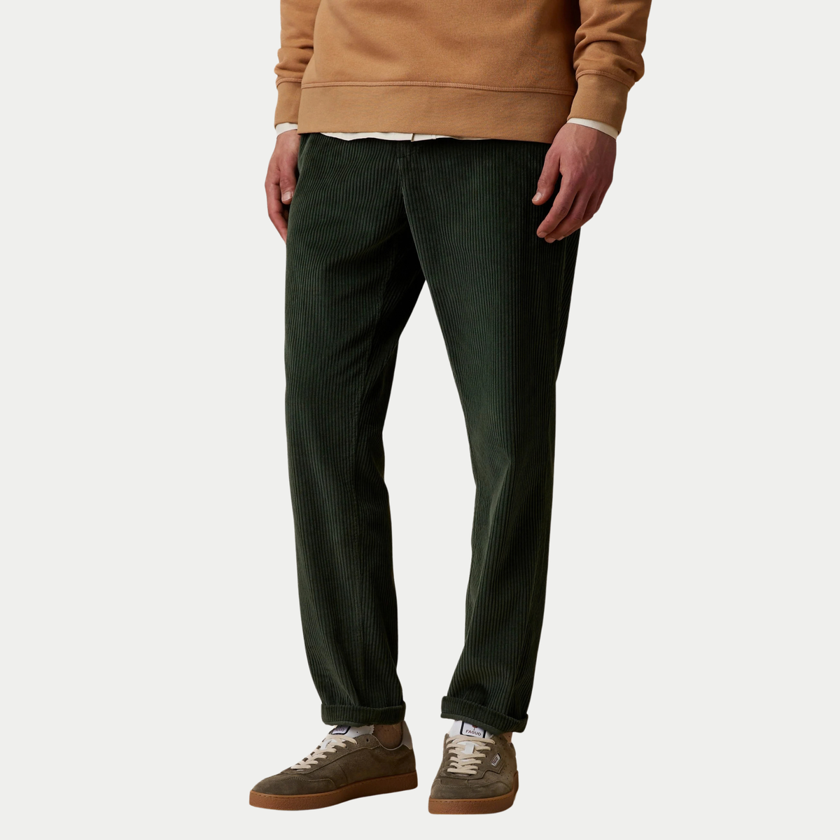 Pantalon Dreuille velours côtelé vert foncé Faguo porté de face, coupe fuselée et bas retroussé sur des baskets