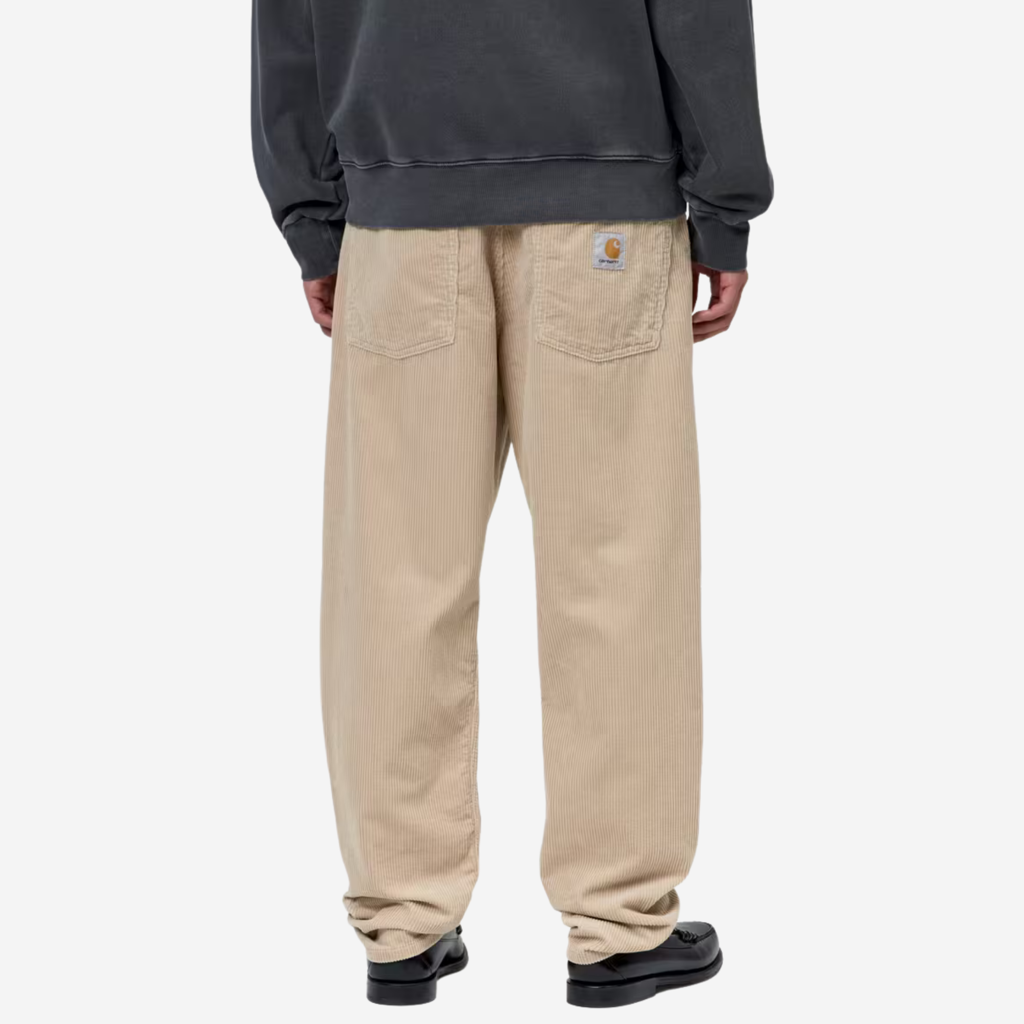 Pantalon Newel velours beige Carhartt WIP porté de dos, poches plaquées et étiquette Carhartt visible
