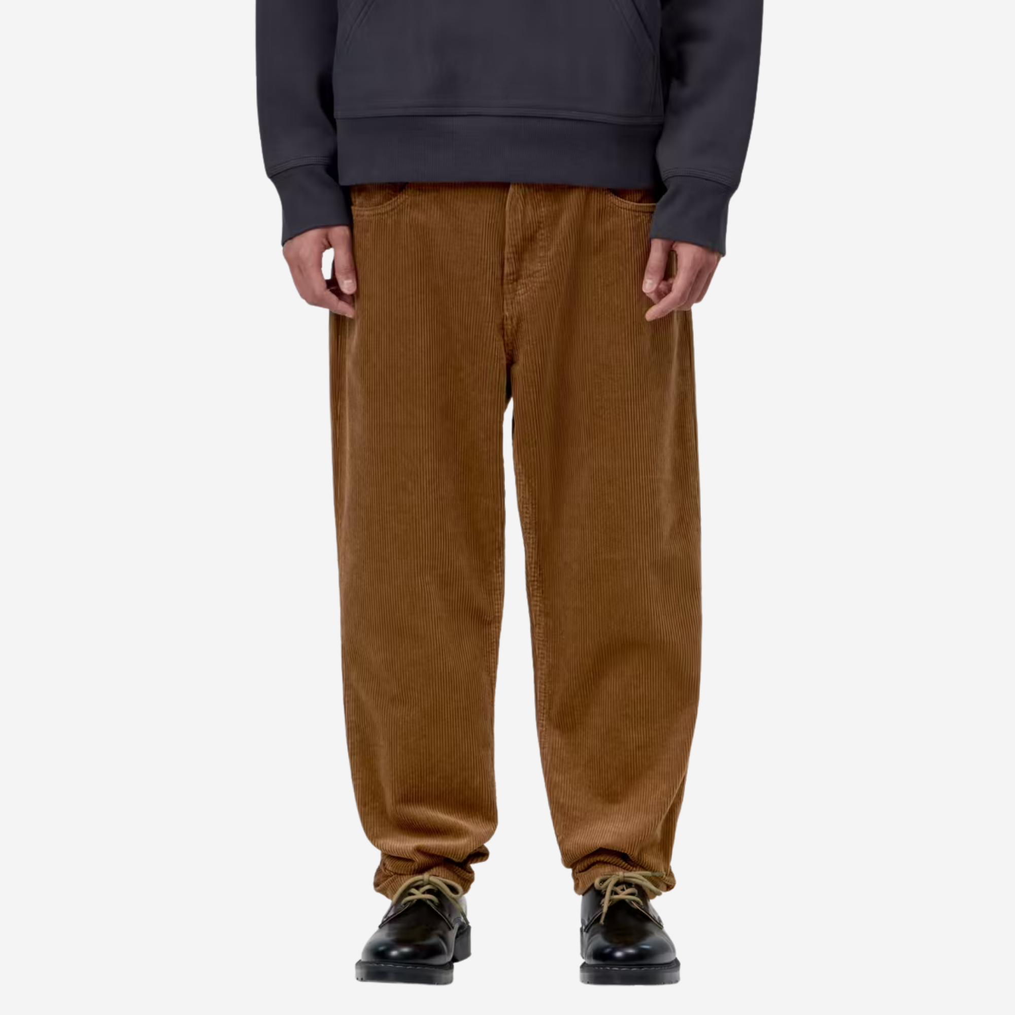 Pantalon Newel velours marron Carhartt WIP porté de face avec un sweat gris ardoise et des derbies noires