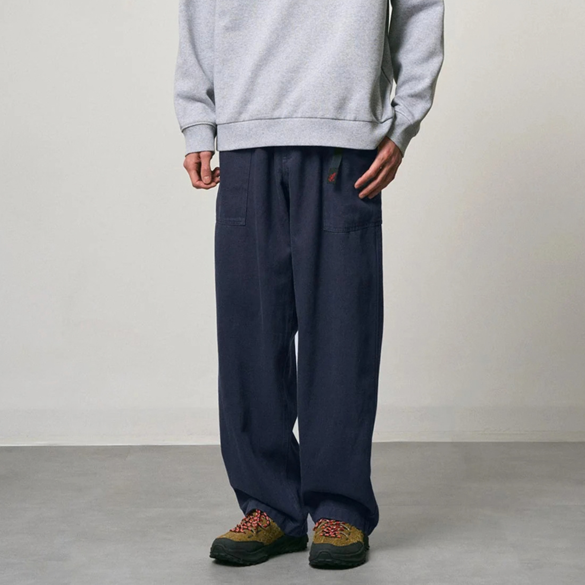Pantalon Relaxed Hemp Deep Blue Gramicci - vue portée de face, coupe large et volume marqué sur la jambe