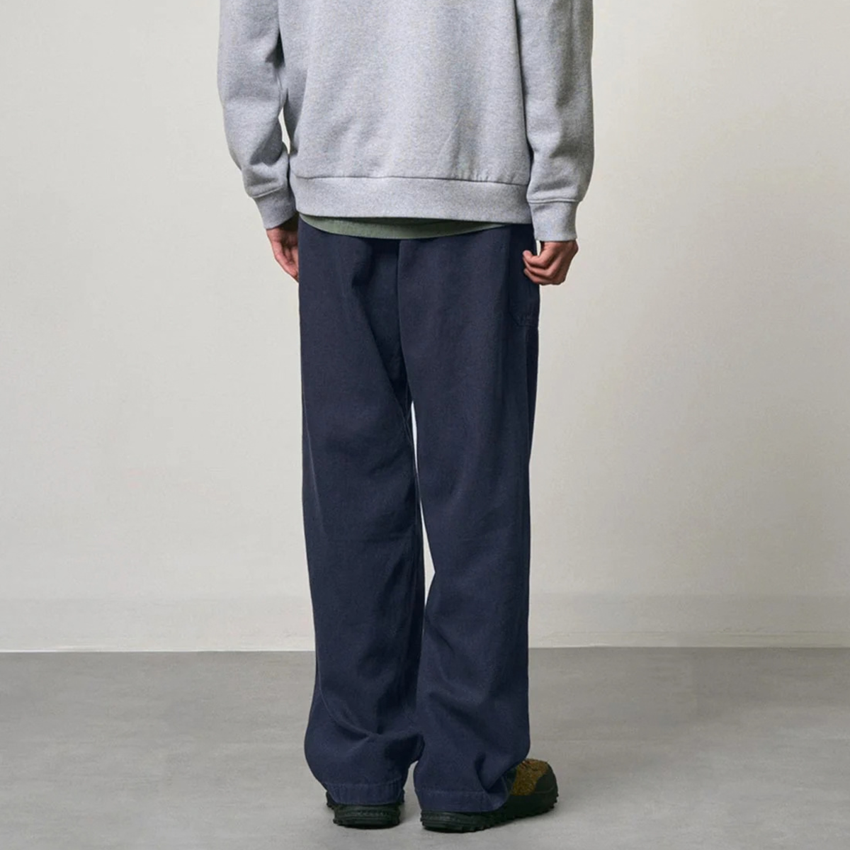 Pantalon Relaxed Hemp Deep Blue Gramicci - vue portée de dos, jambe droite et poche passepoilée