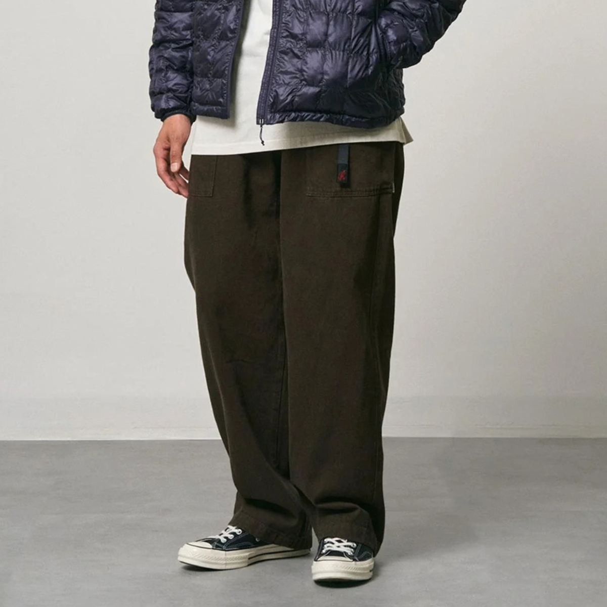 Pantalon Relaxed Hemp Earth Gramicci - vue portée de face, coupe large tombant sur la chaussure