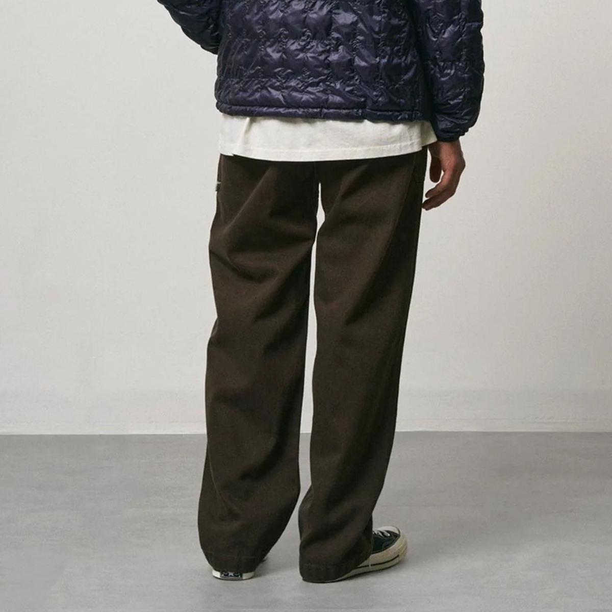 Pantalon Relaxed Hemp Earth Gramicci - vue portée de dos, jambe droite et volume ample