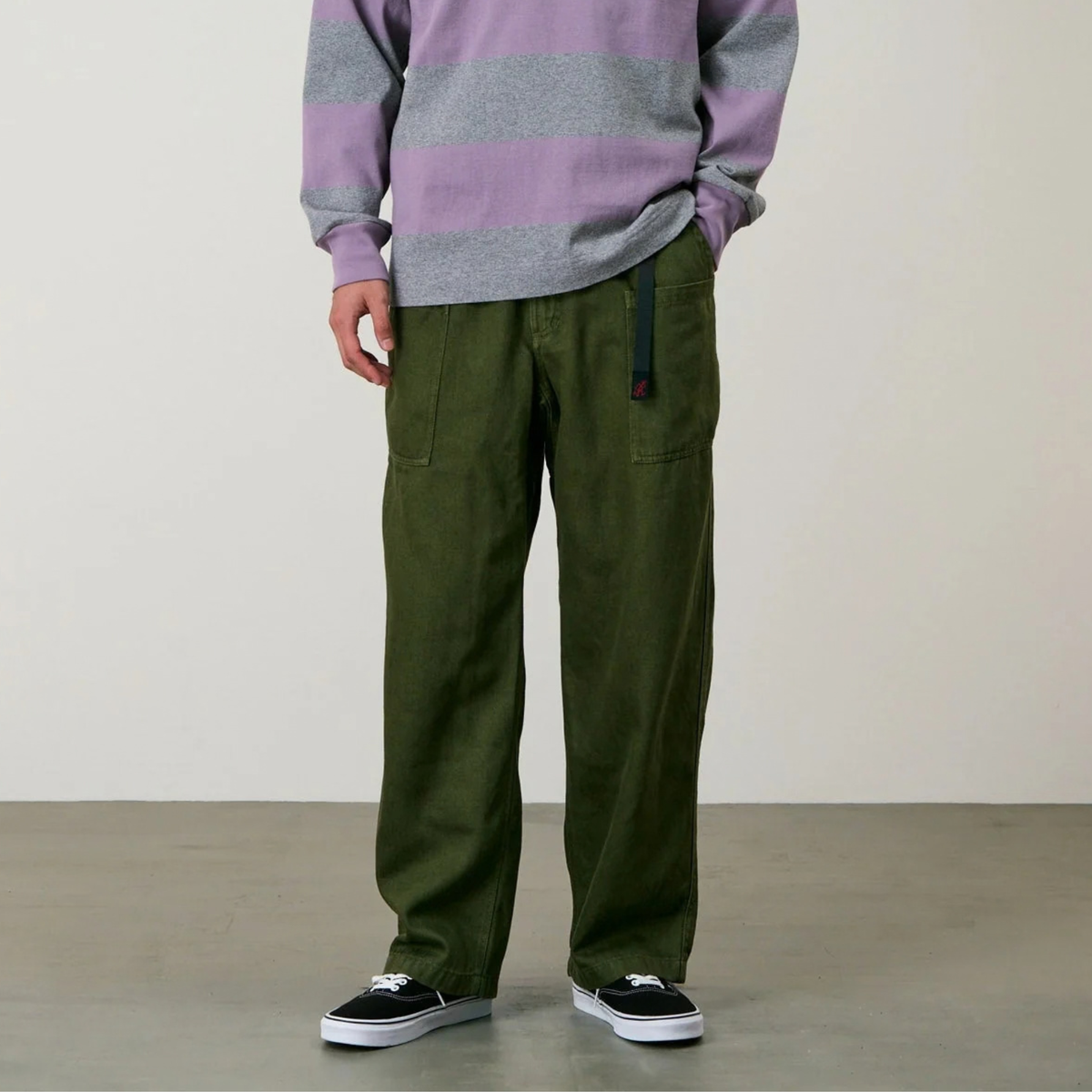 Pantalon Relaxed Hemp Olive Gramicci - vue portée, coupe droite ample tombant sur la chaussure