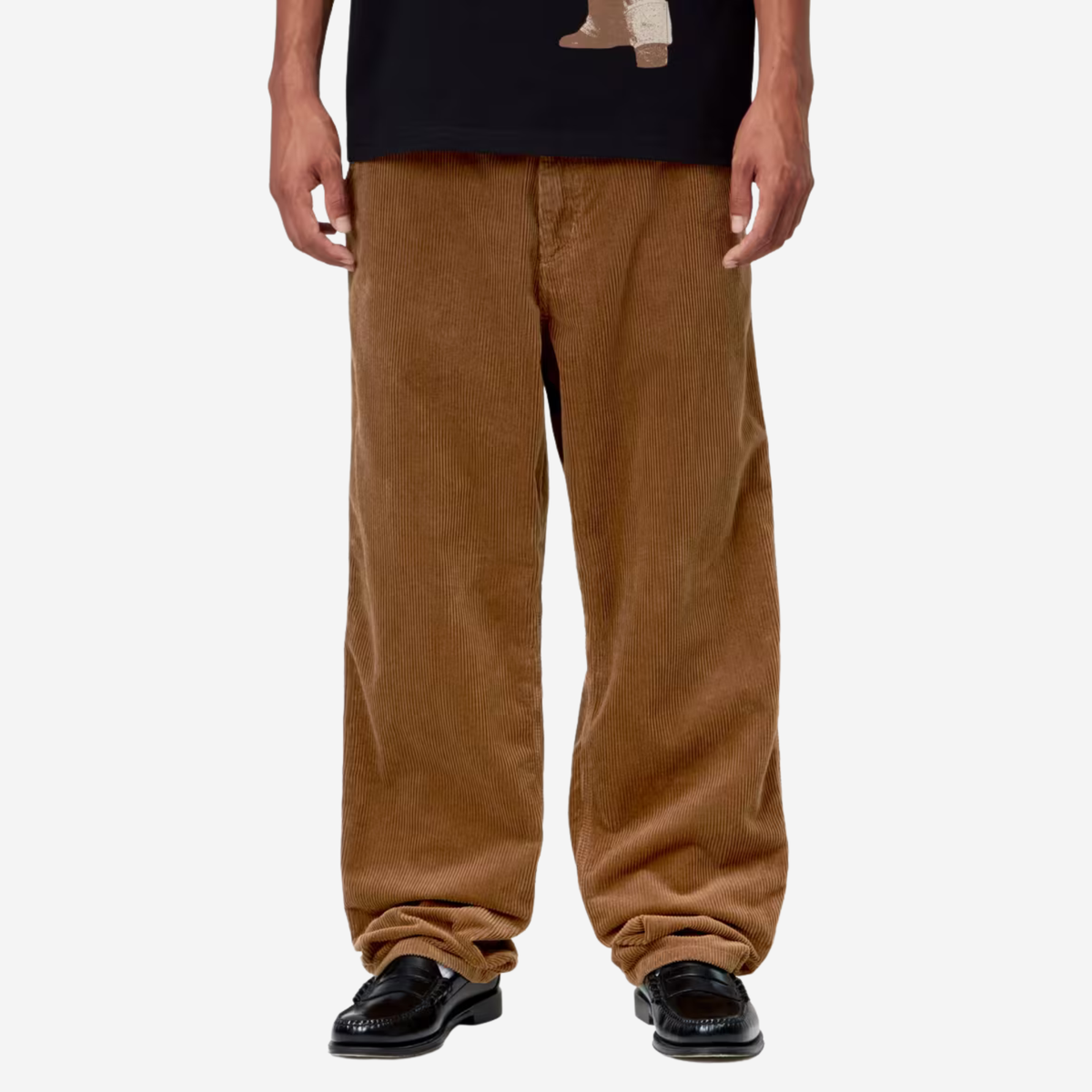 Simple Pant velours marron Carhartt WIP porté de face avec un t-shirt noir et des mocassins noirs