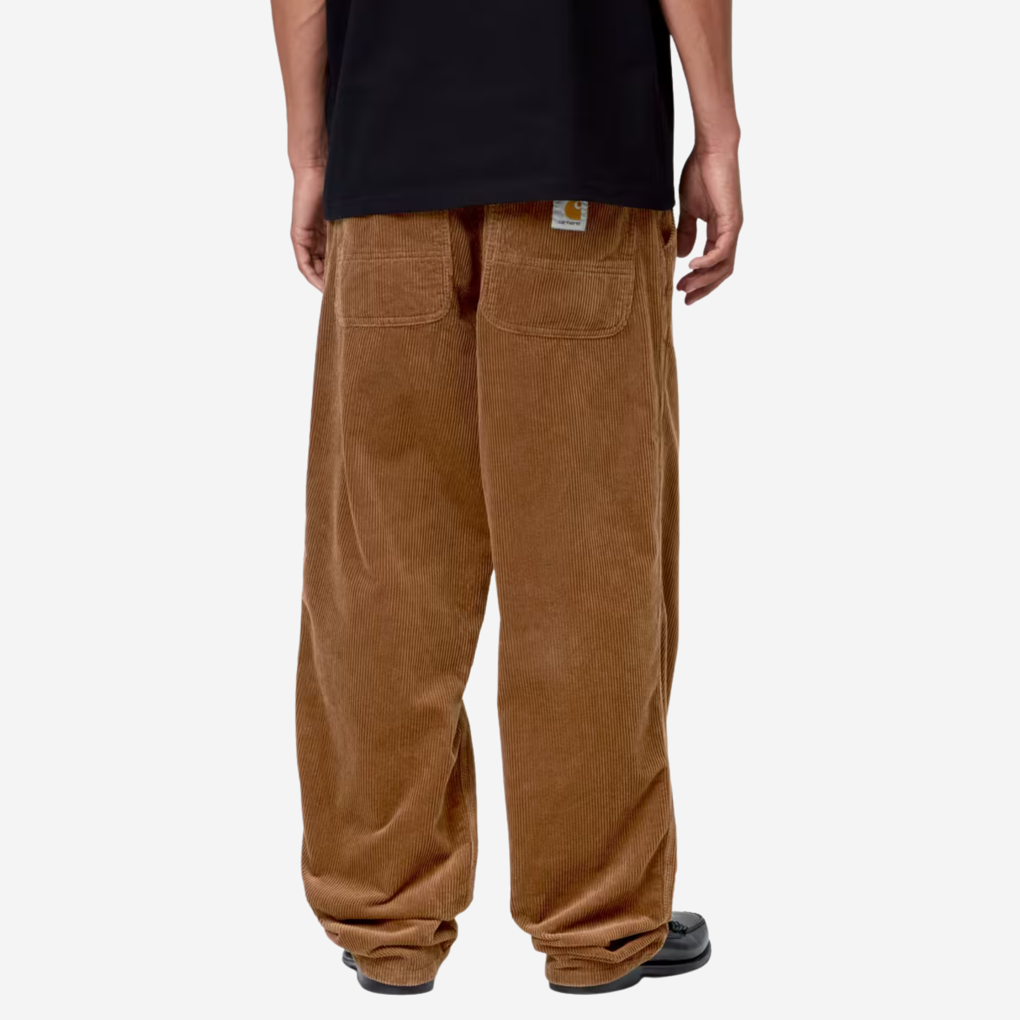 Simple Pant velours marron Carhartt WIP porté de dos, jambe droite ample et poches plaquées arrière