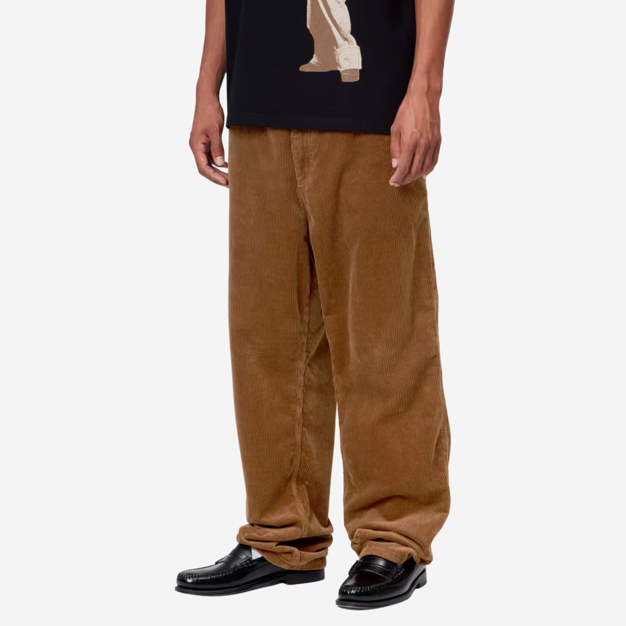 Simple Pant velours marron Carhartt WIP porté de trois quarts, tombant droit sur des mocassins noirs