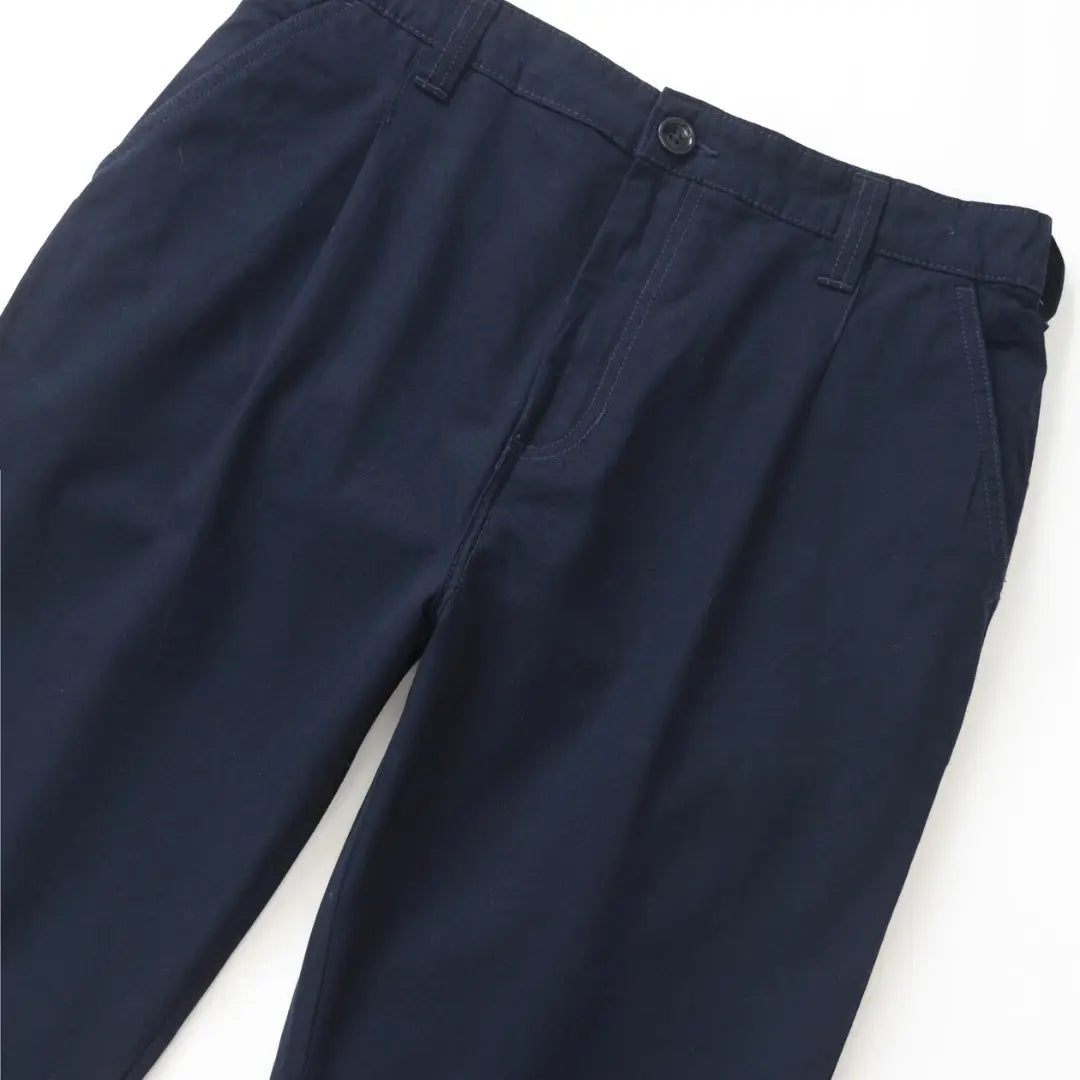 Détail de la taille du Twill Waiter Pant : braguette boutonnée, pinces et surpiqûres ton sur ton