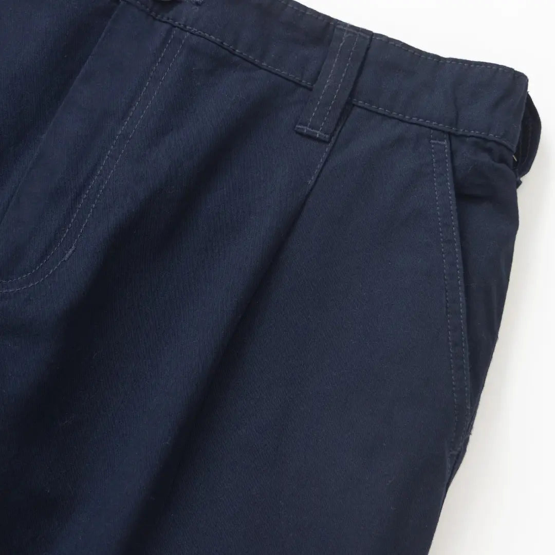 Gros plan de la poche italienne et du passant latéral du Twill Waiter Pant bleu marine