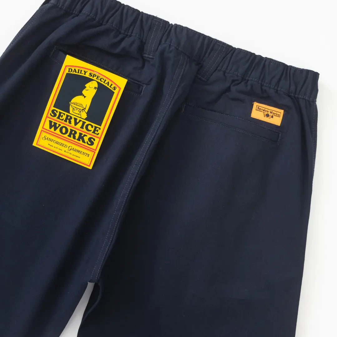 Dos du Twill Waiter Pant : taille élastiquée, poche passepoilée et étiquette carton Daily Specials