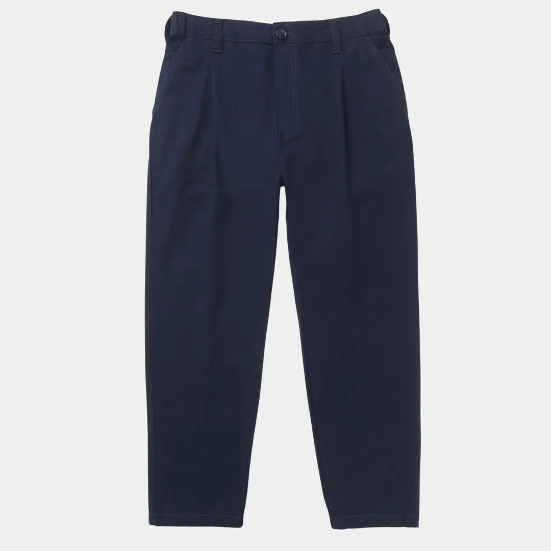 Twill Waiter Pant bleu marine à plat, jambe fuselée, pinces devant et passants de ceinture