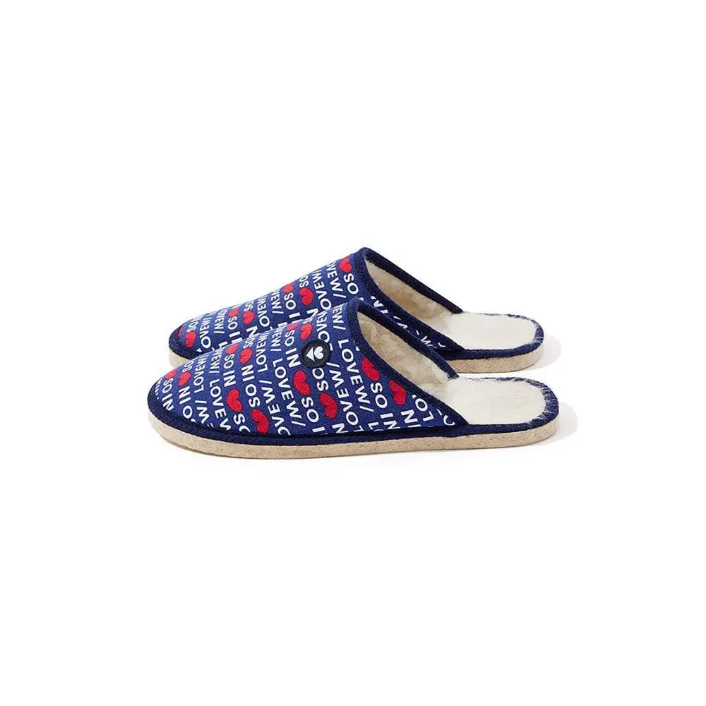 Pantoufles Balthazar vues de profil, dessus imprimé bleu marine, doublure laine bouclée et semelle beige