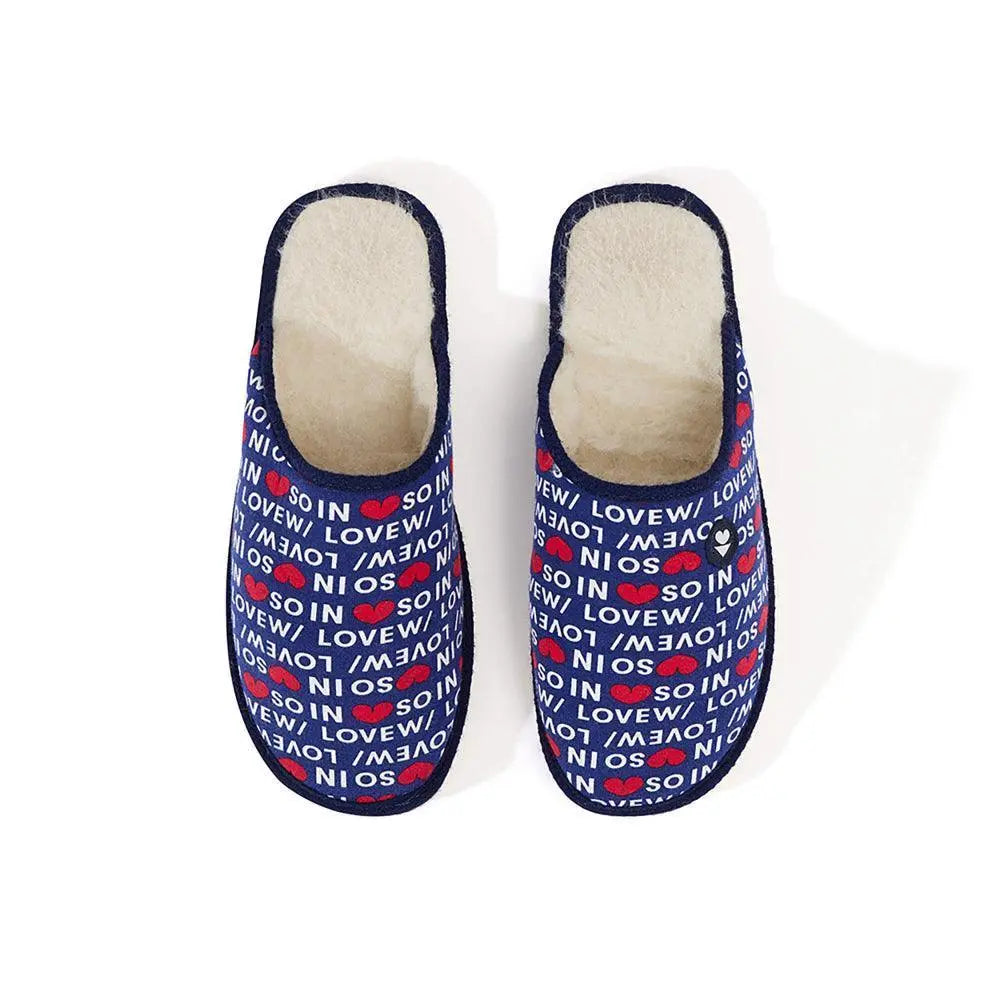 Pantoufles Balthazar vues de dessus, intérieur en laine écrue et petit écusson cœur sur le coup de pied