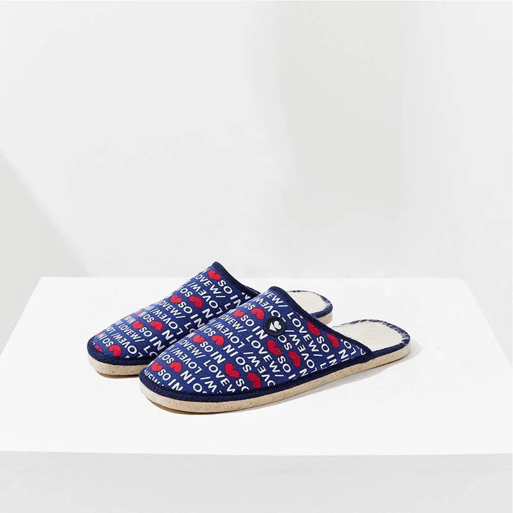 Paire de pantoufles bleu marine à imprimé typographique et cœurs rouges, doublure laine écrue, trois quarts