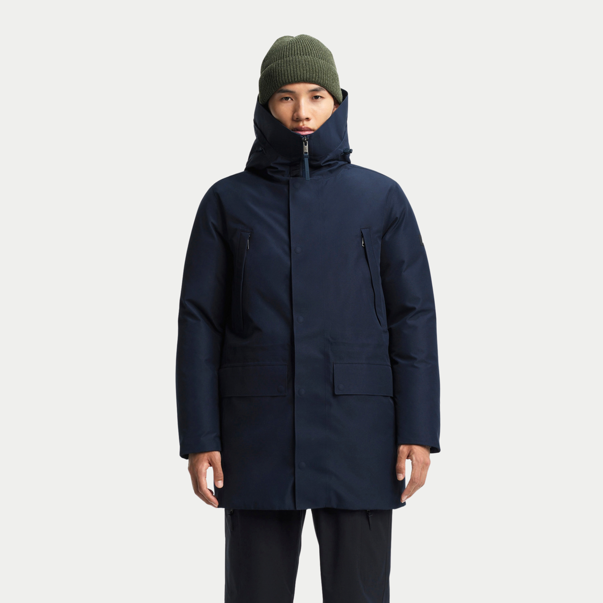 Parka duvet bleu marine portée de face, col remonté