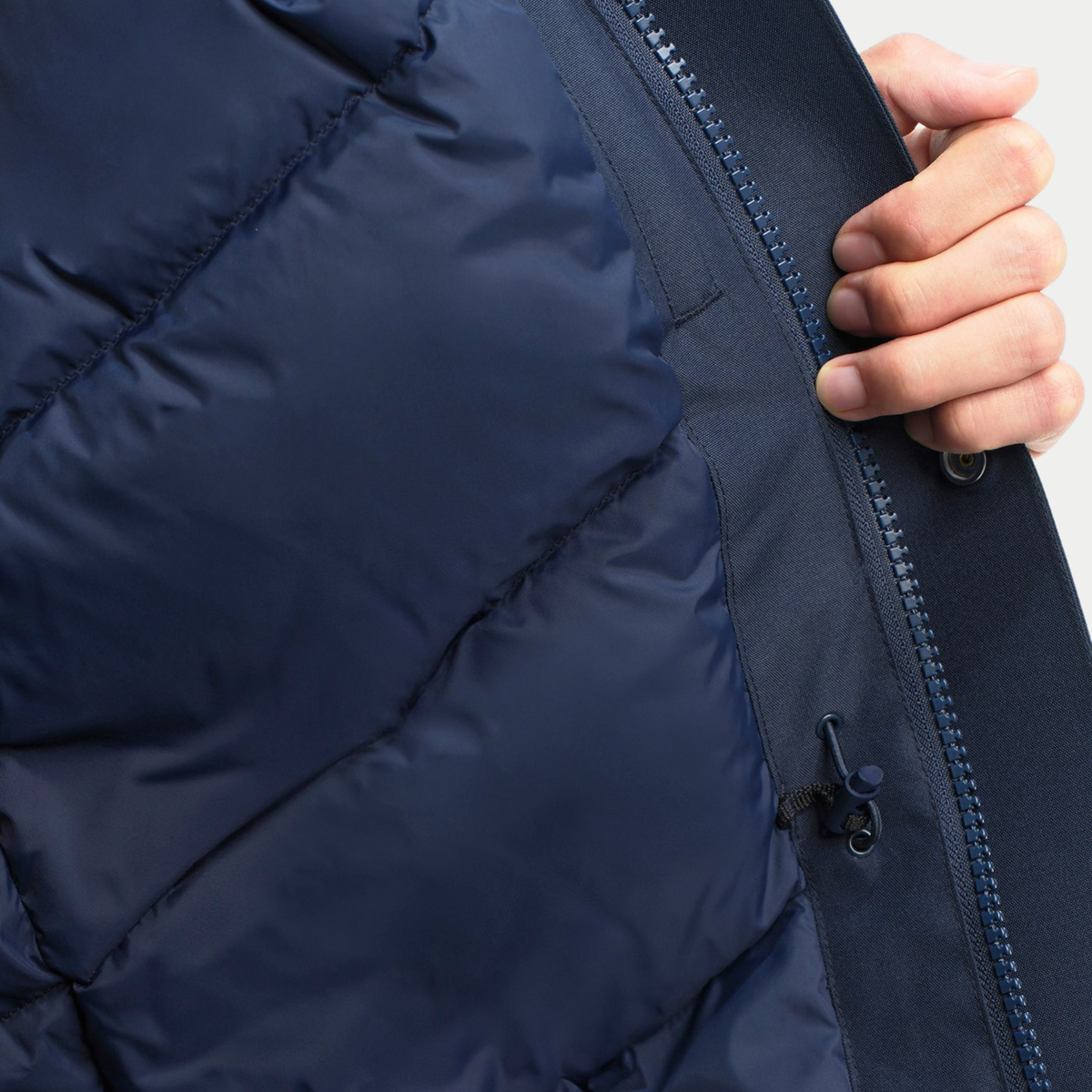 Intérieur matelassé bleu roi de la parka duvet, garnissage duvet et plume