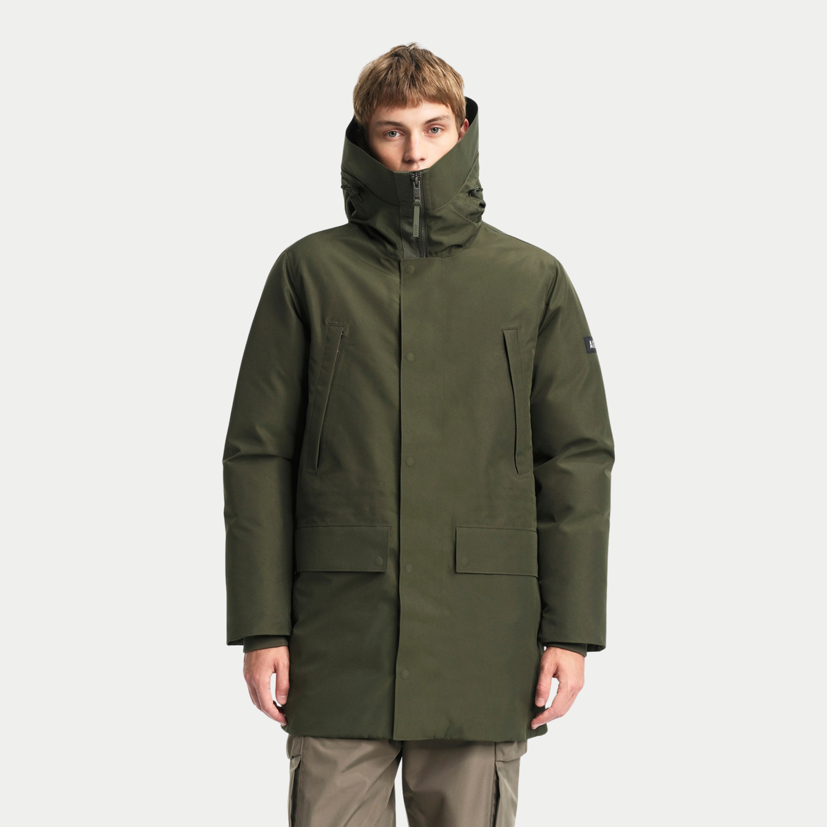 Parka duvet kaki portée fermée, col remonté