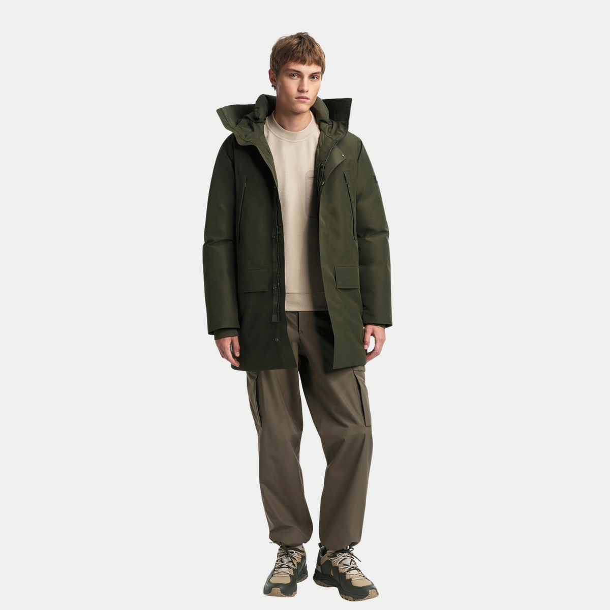 Parka duvet kaki portée en pied