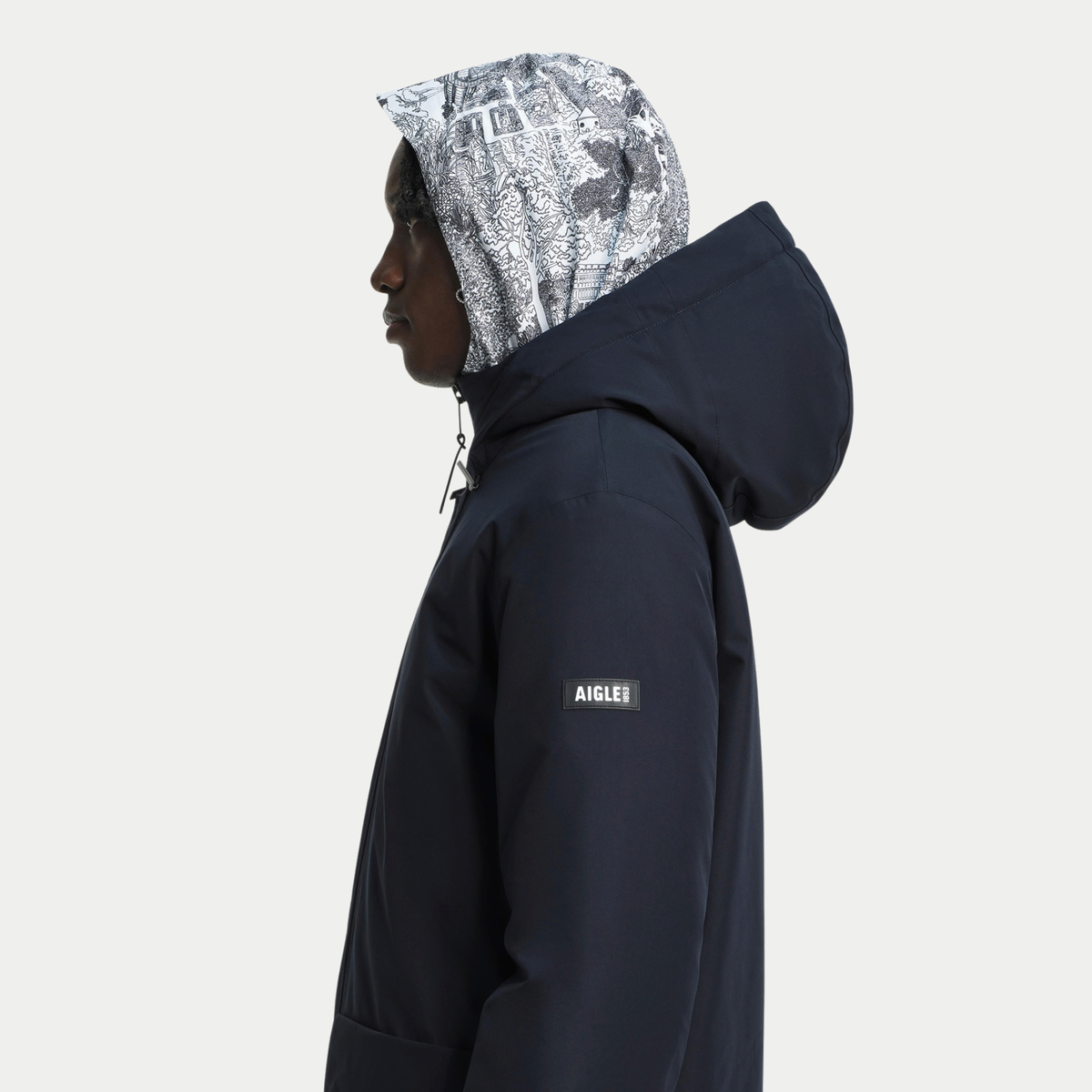 Capuche de la parka matelassée noire vue de profil