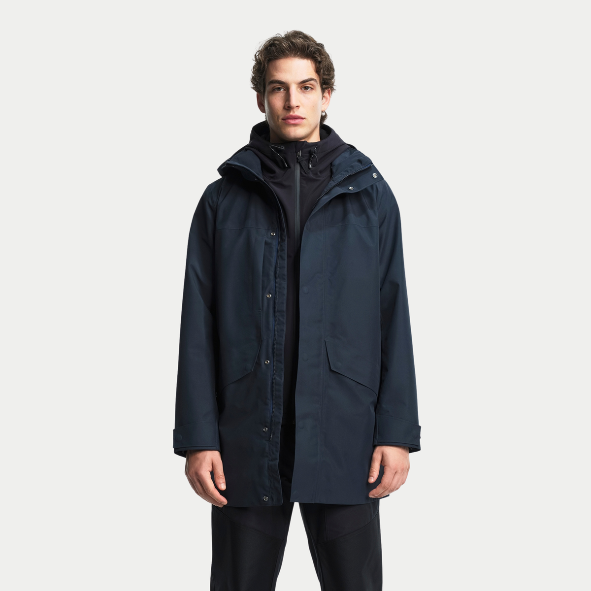 Parka T-KIT bleu marine portée ouverte, col montant relevé
