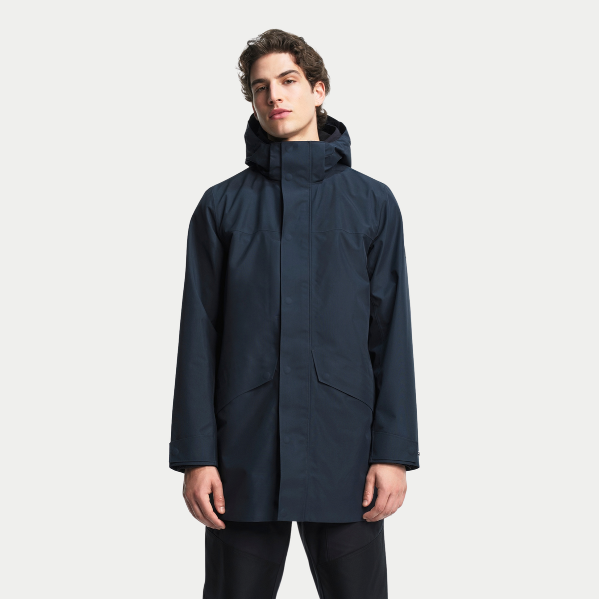Parka T-KIT bleu marine portée de face, poches sous rabats