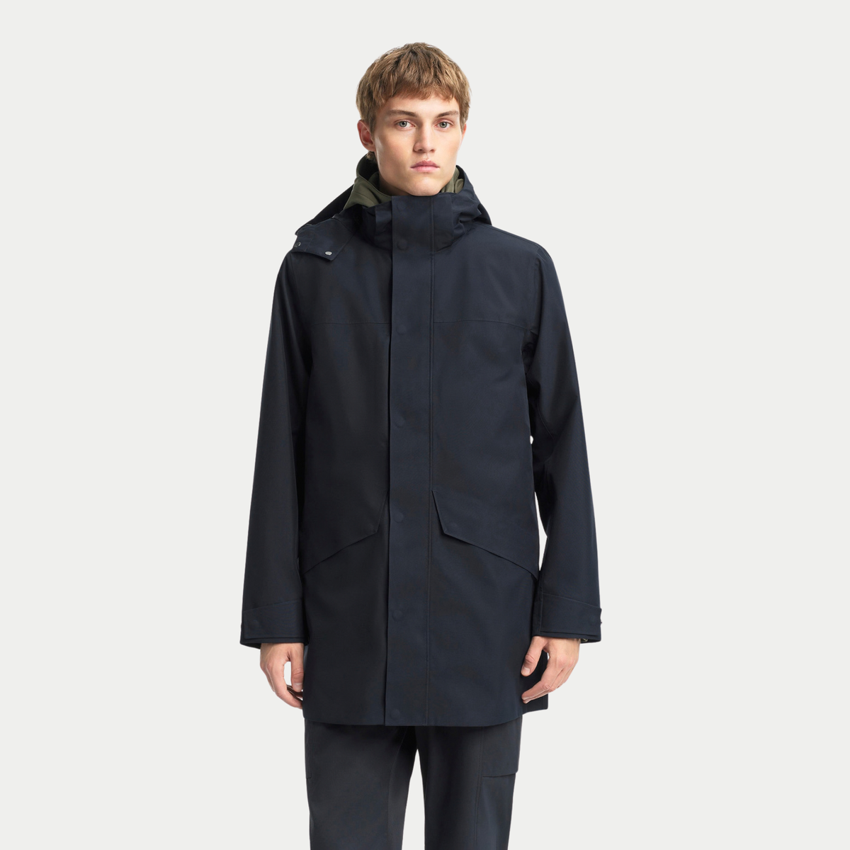 Parka T-KIT noire portée de face, fermée jusqu'au col