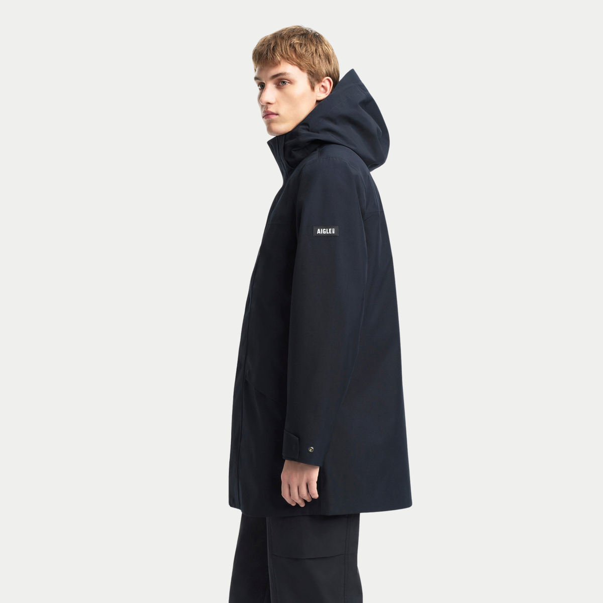 Parka T-KIT noire vue de profil, capuche relevée
