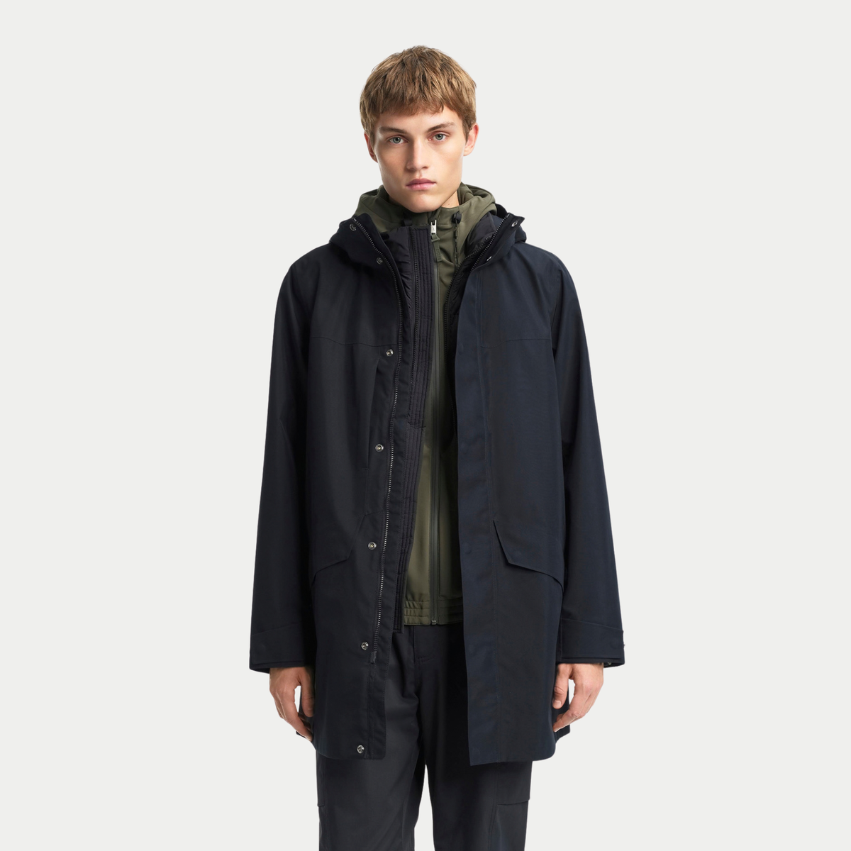 Parka T-KIT noire ouverte, poches sous rabats et doublure kaki
