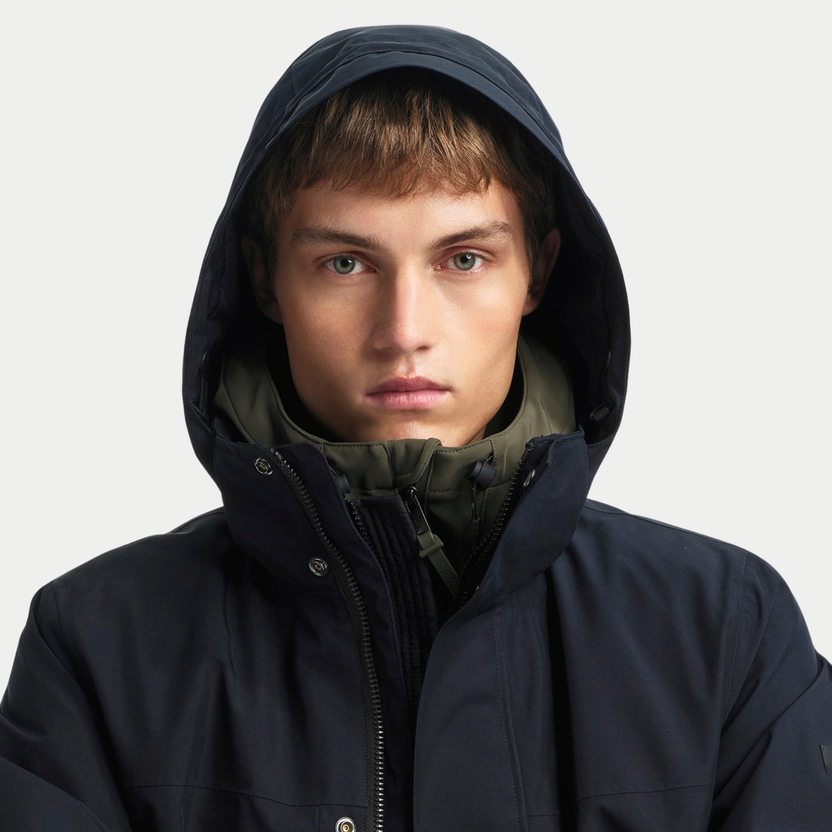 Capuche relevée de la parka T-KIT noire, col intérieur kaki