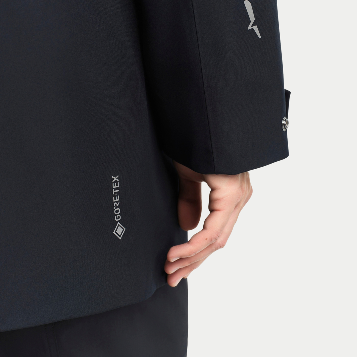 Manche de la parka T-KIT noire : logo GORE-TEX et oiseau BIRD réfléchissant