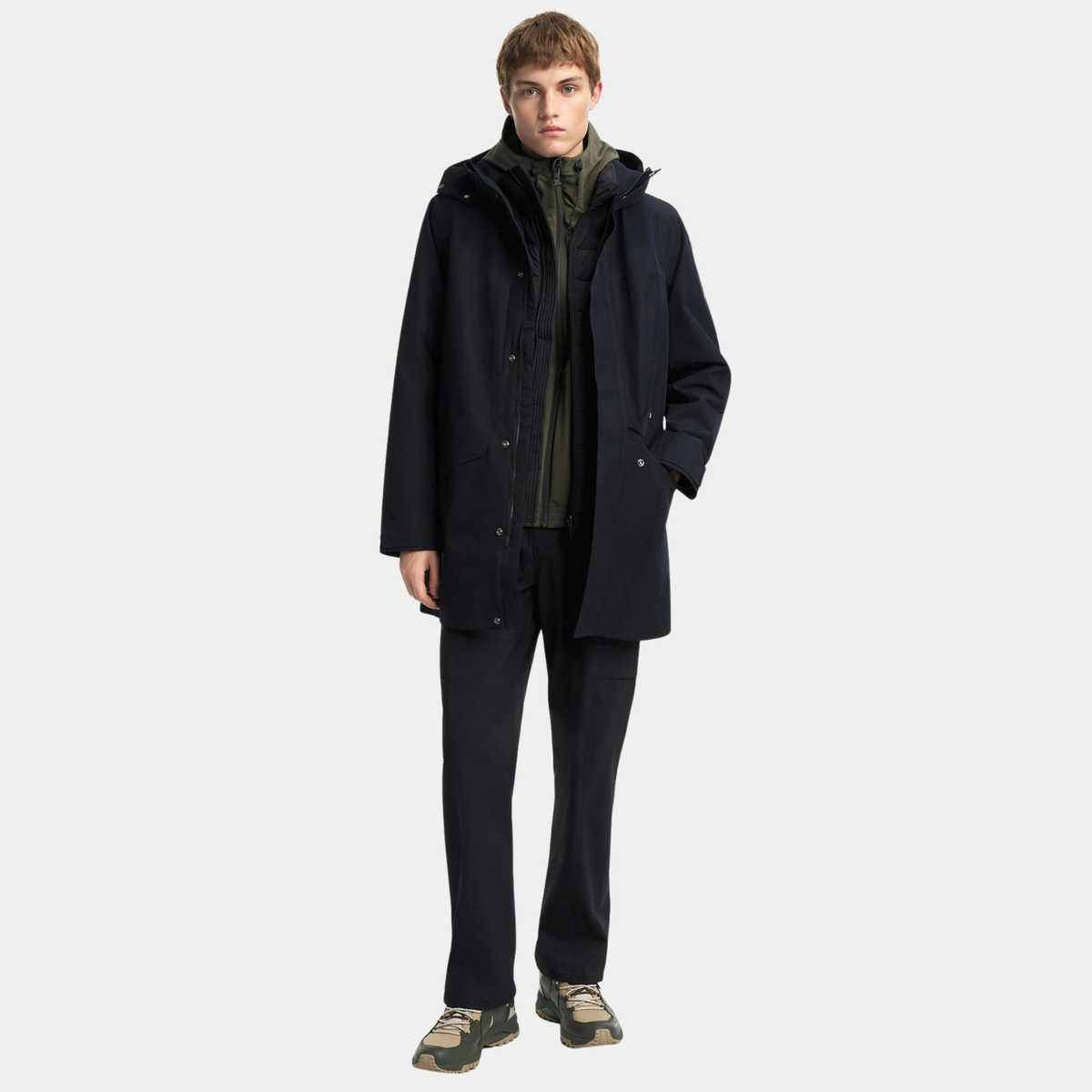 Parka T-KIT noire portée en pied, longueur mi-cuisse