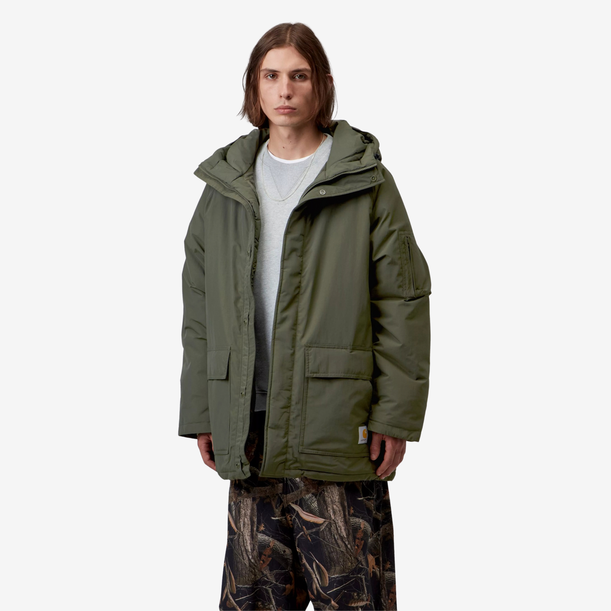 Parka Stanwood Carhartt WIP Cypress portée ouverte, poche zippée sur la manche