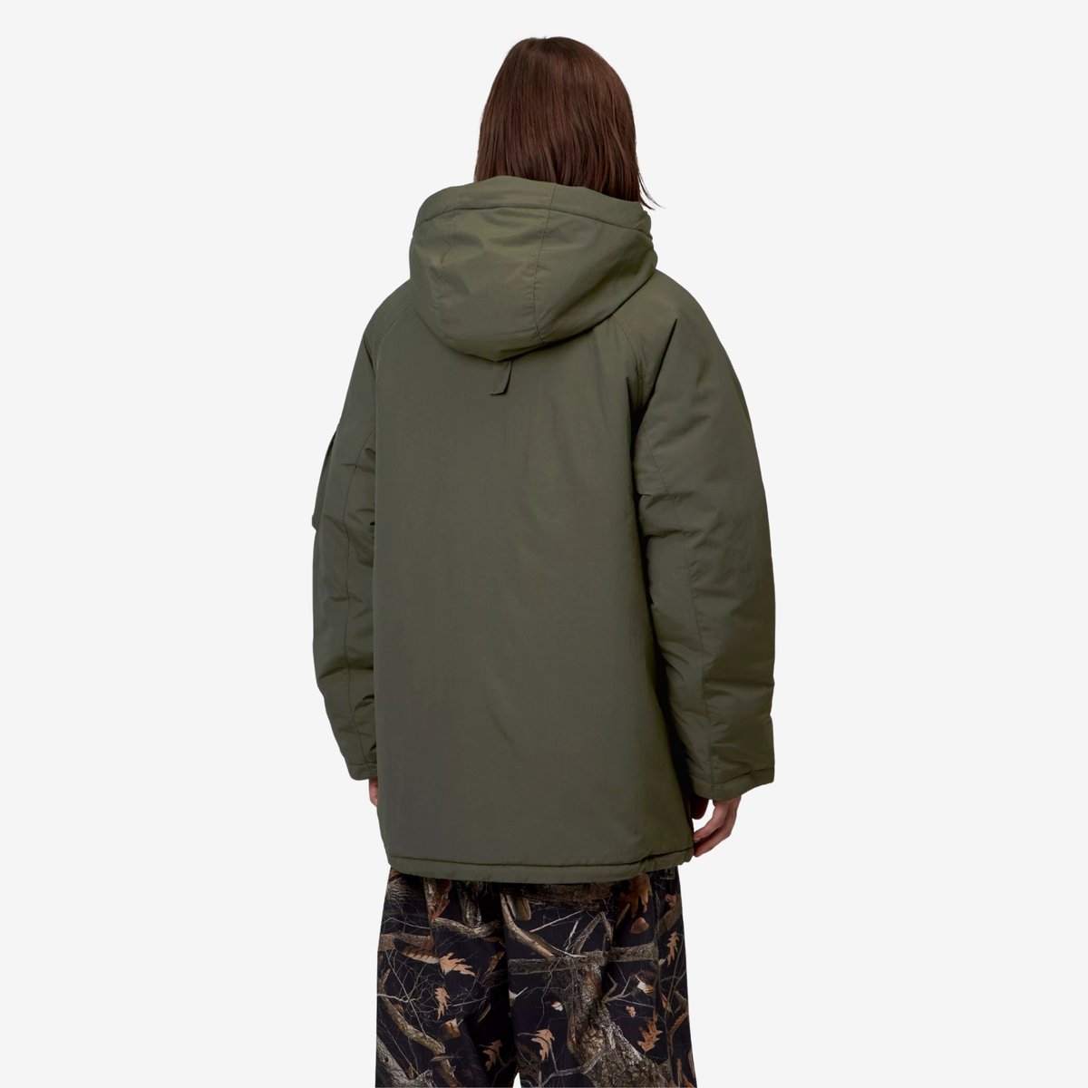 Parka Stanwood Carhartt WIP Cypress portée, vue de dos avec capuche rabattue