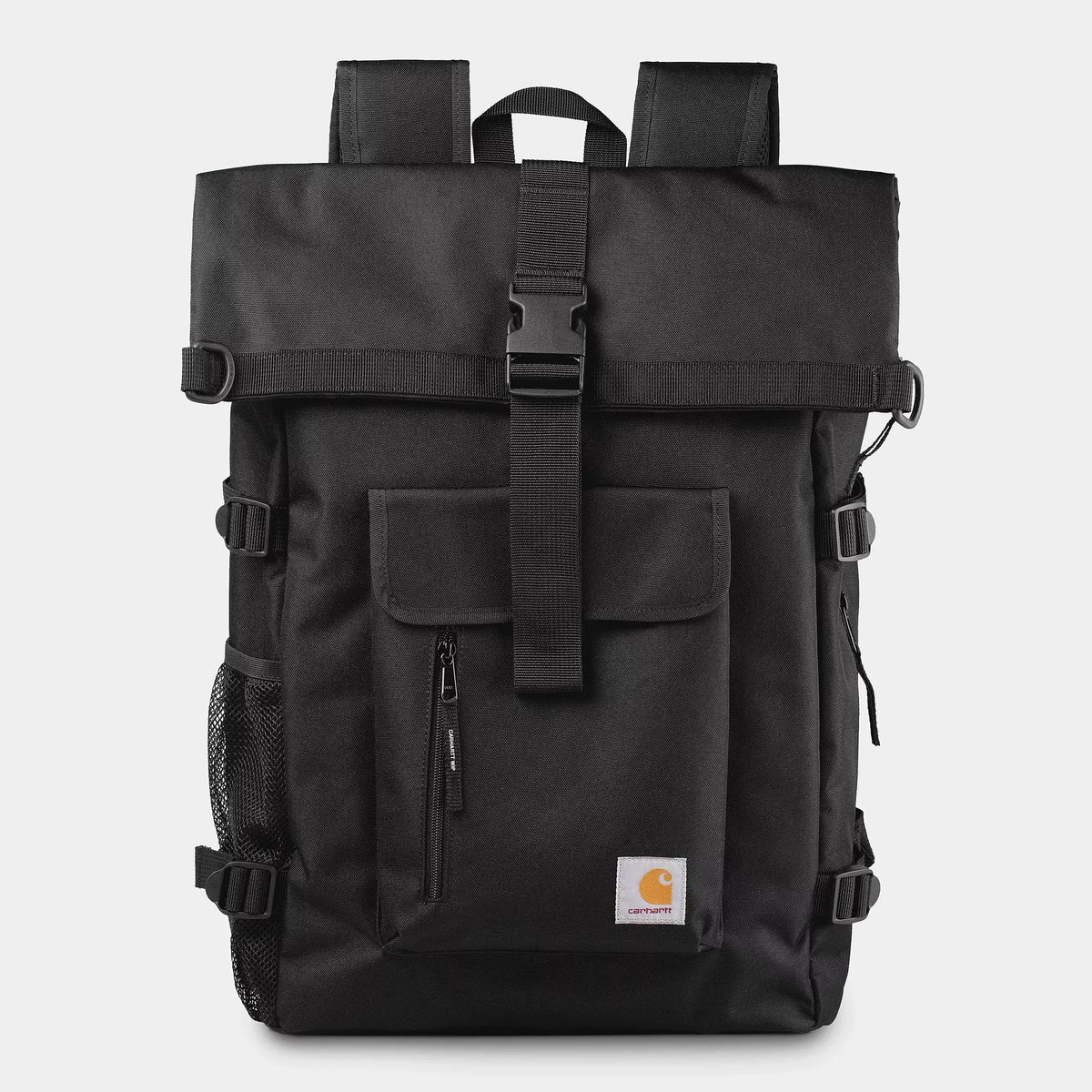 Sac à dos Philis noir vu de face, rabat roulé à boucle clip, poche avant zippée et poche filet latérale