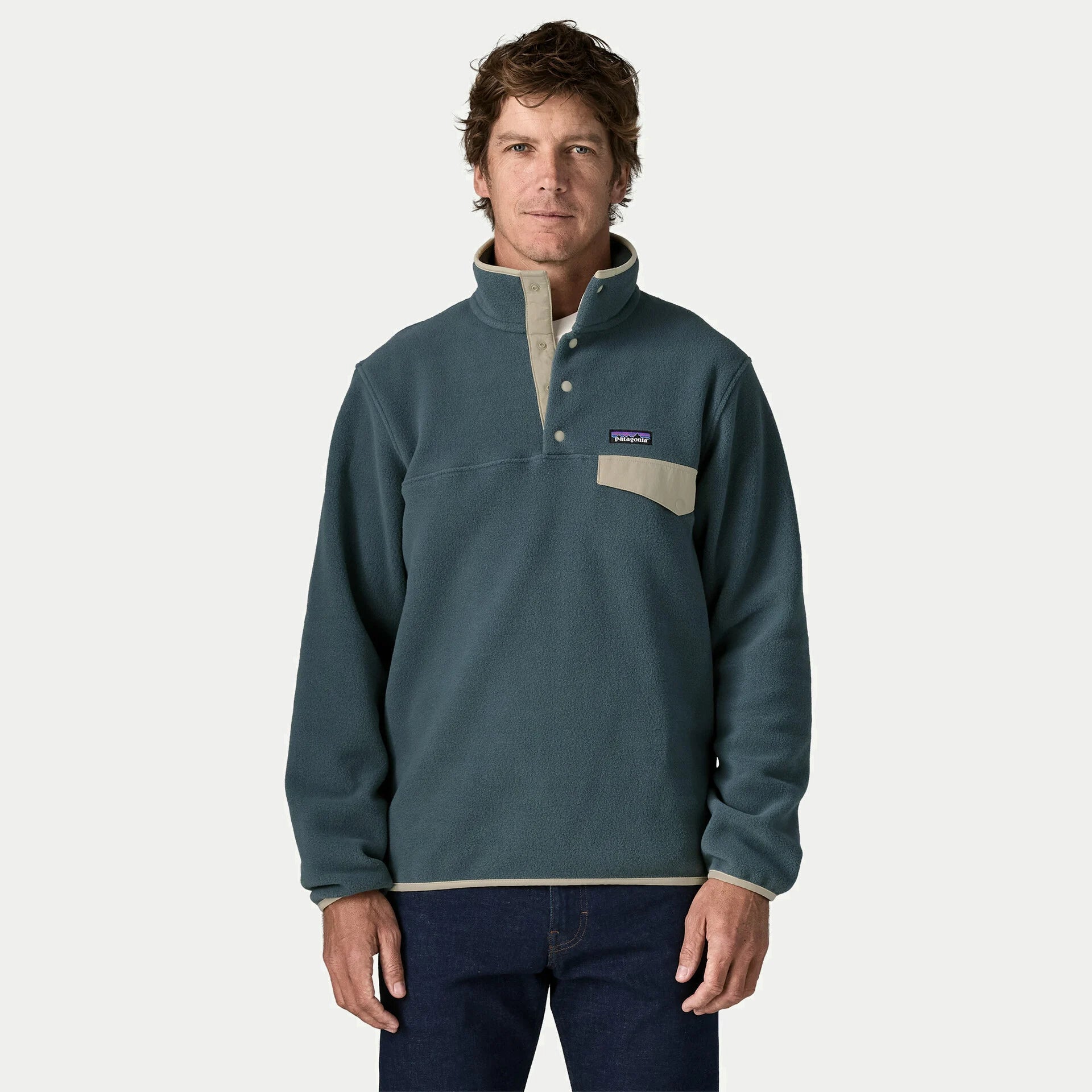 Polaire Lightweight Snap-T Patagonia Summit Blue portée de face, col montant relevé sur la patte à pressions sable