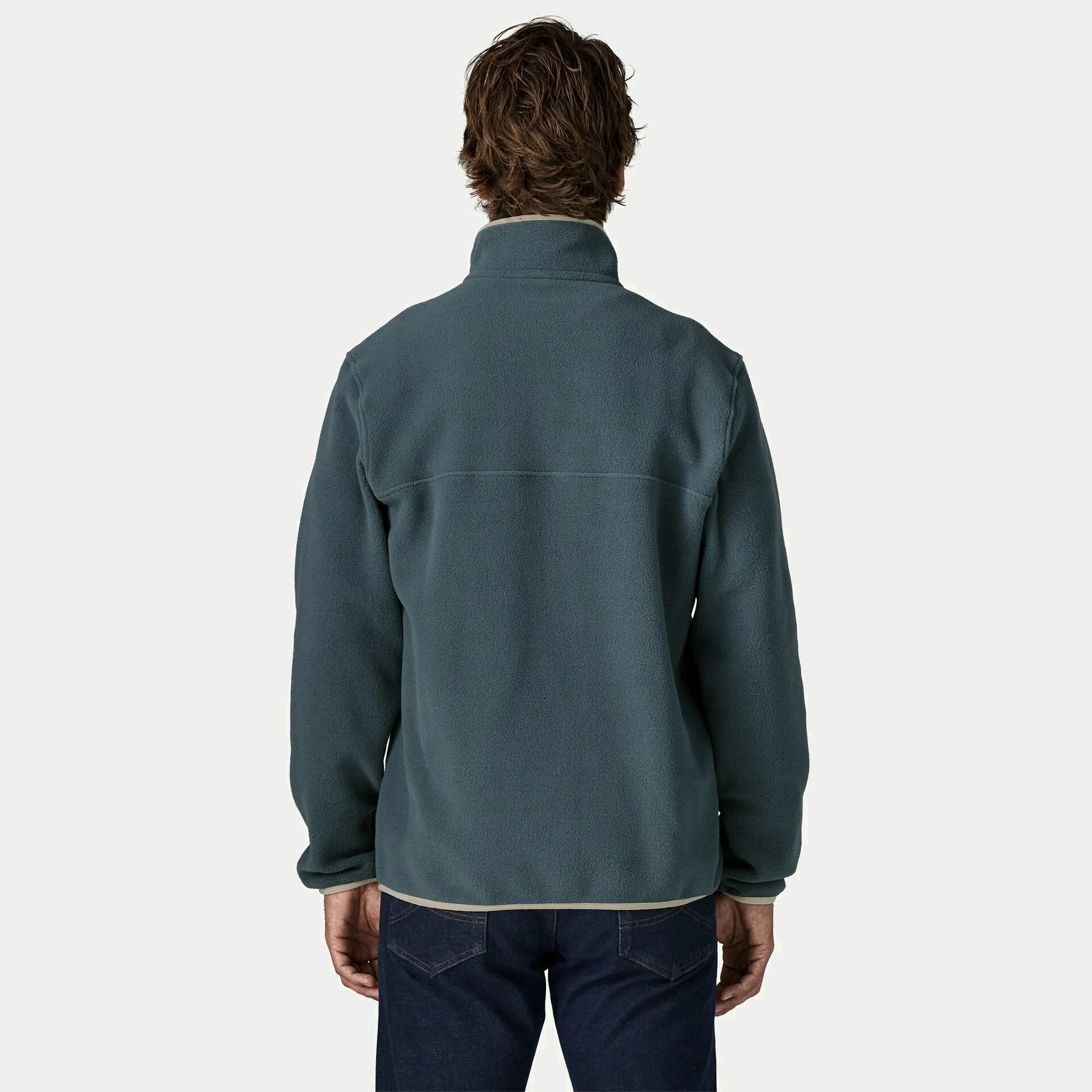 Dos de la polaire Lightweight Snap-T Patagonia Summit Blue : empiècement d'épaule et bas bordé d'élasthanne sable